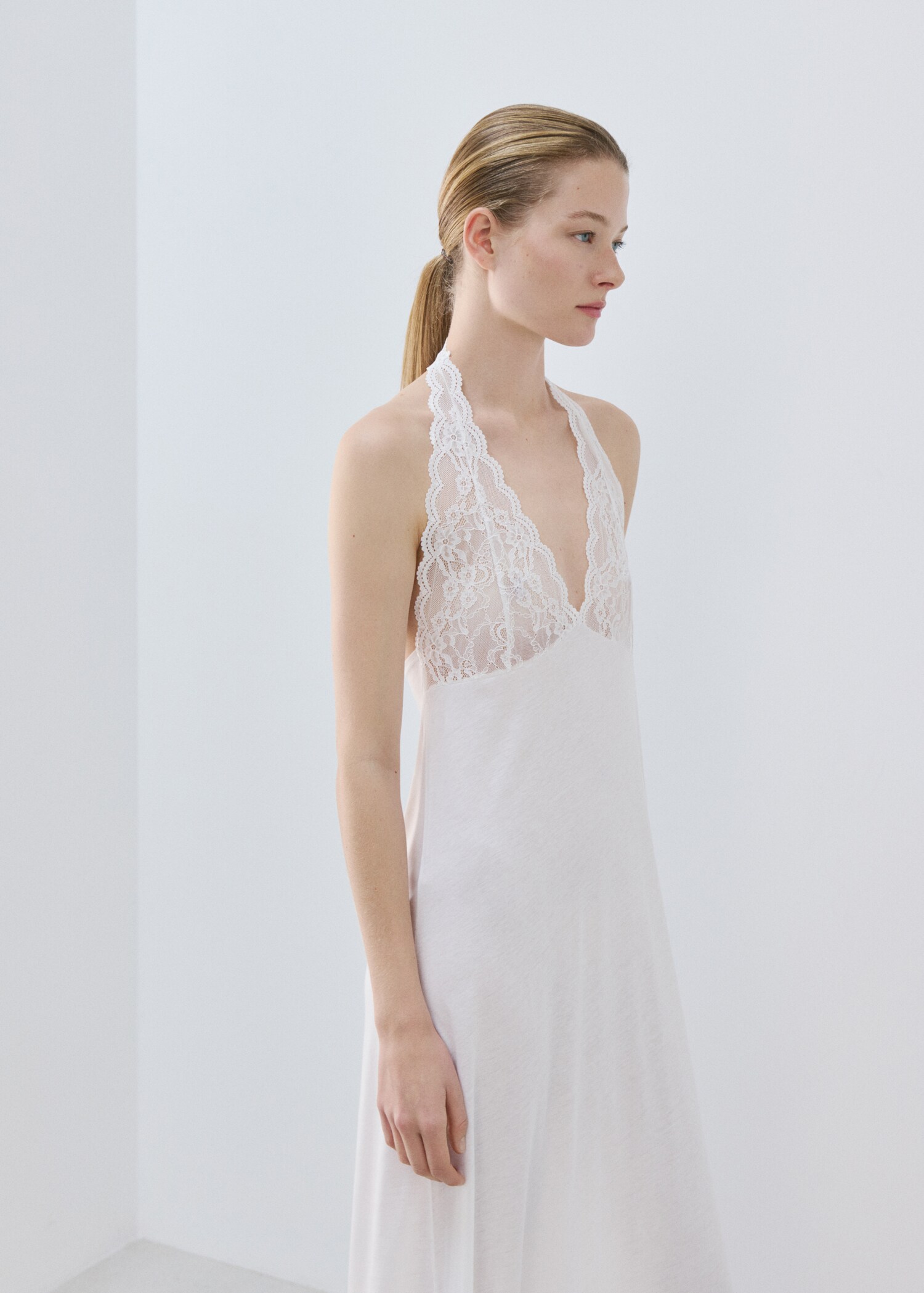 Lace nightdress with back scoop neckline - Details of the article 2