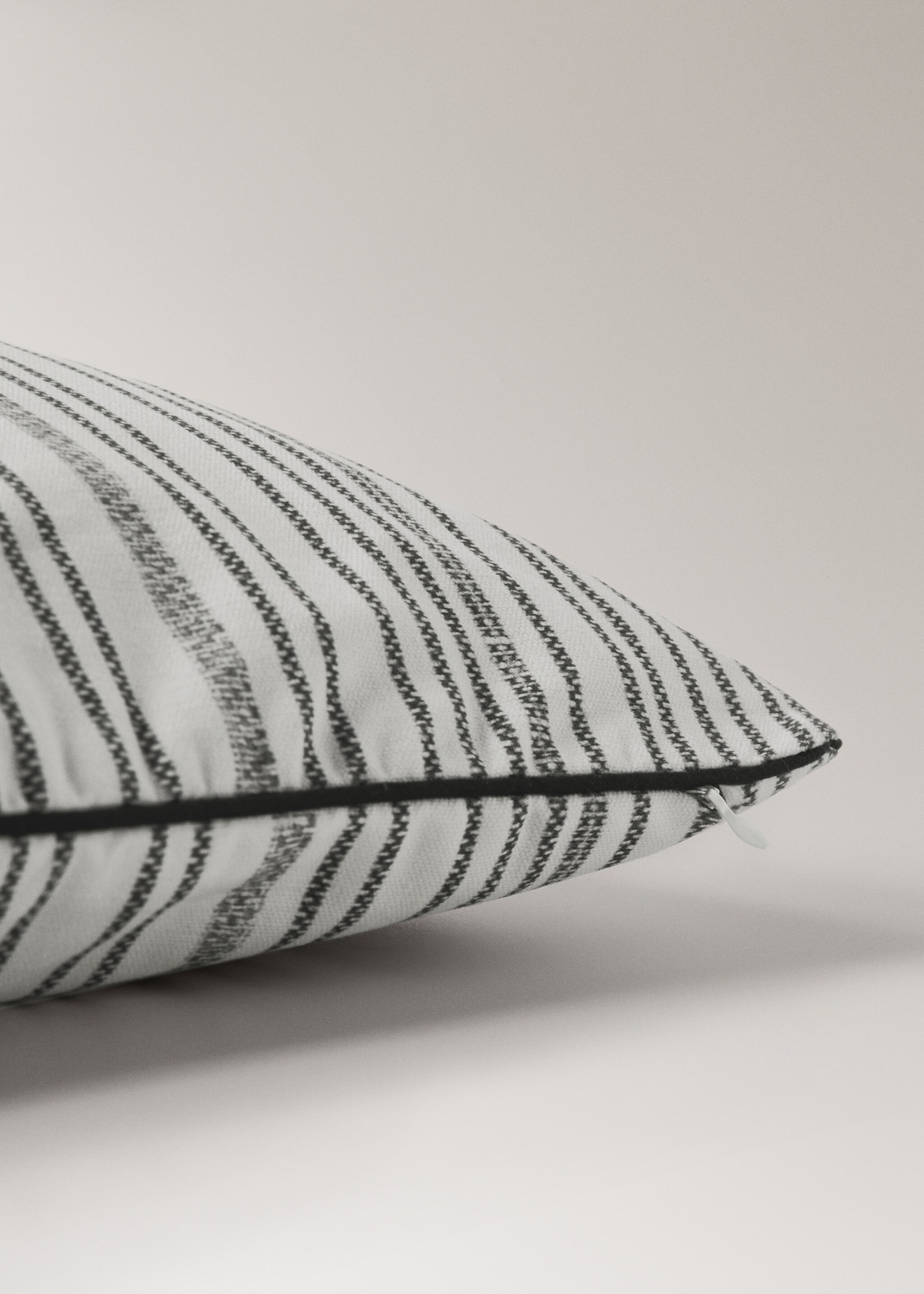 Irregular striped cotton cushion cover 45x45cm - Details of the article 2, Charcoal. Ref: 27003350-00.