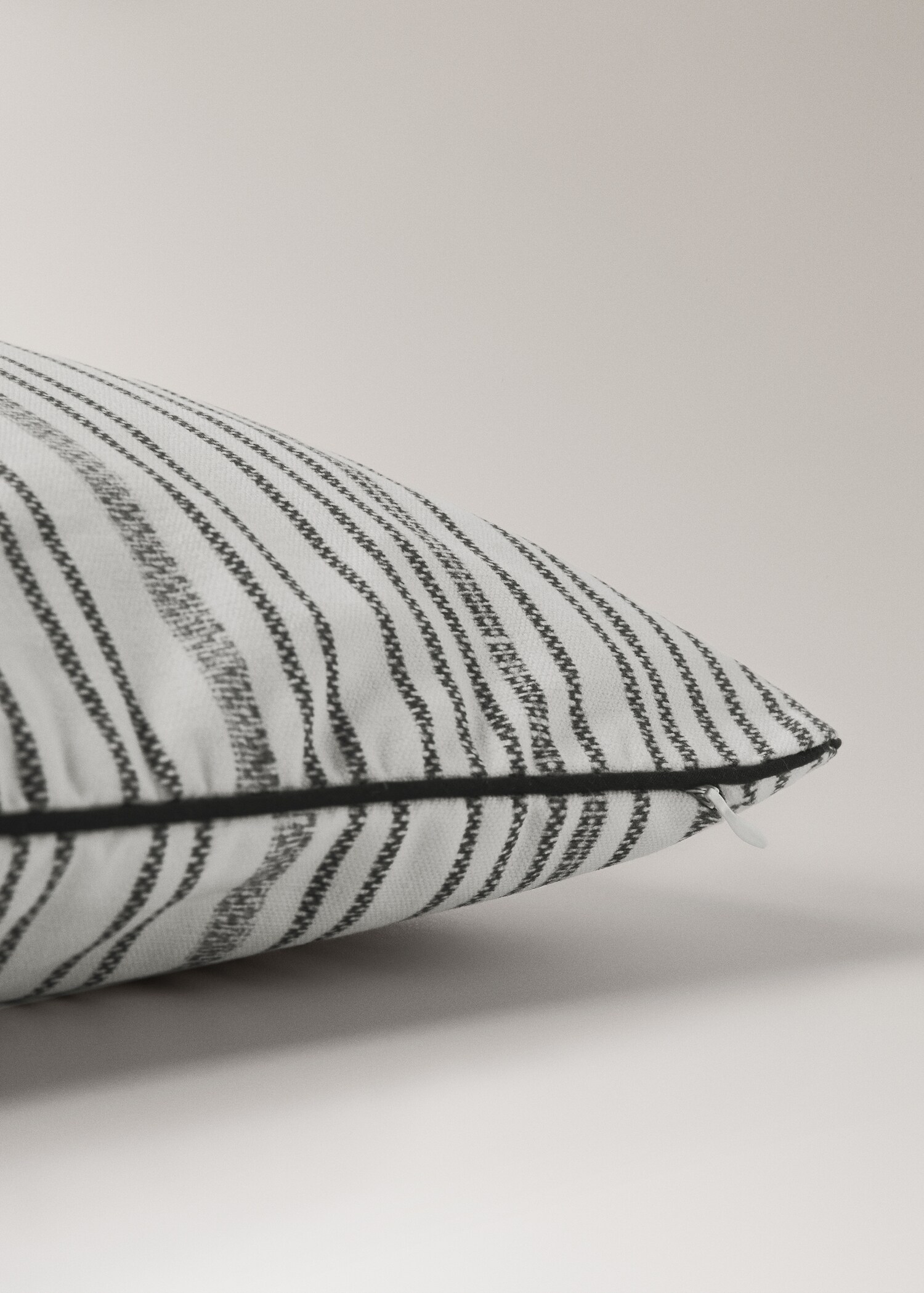 Irregular striped cotton cushion cover 45x45cm - Details of the article 2