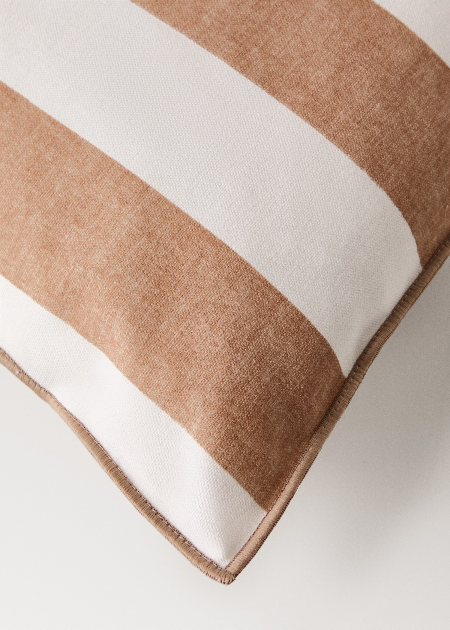 Cotton cushion cover with thick stripes and overlock stitching 40x60 cm - Details of the article 1