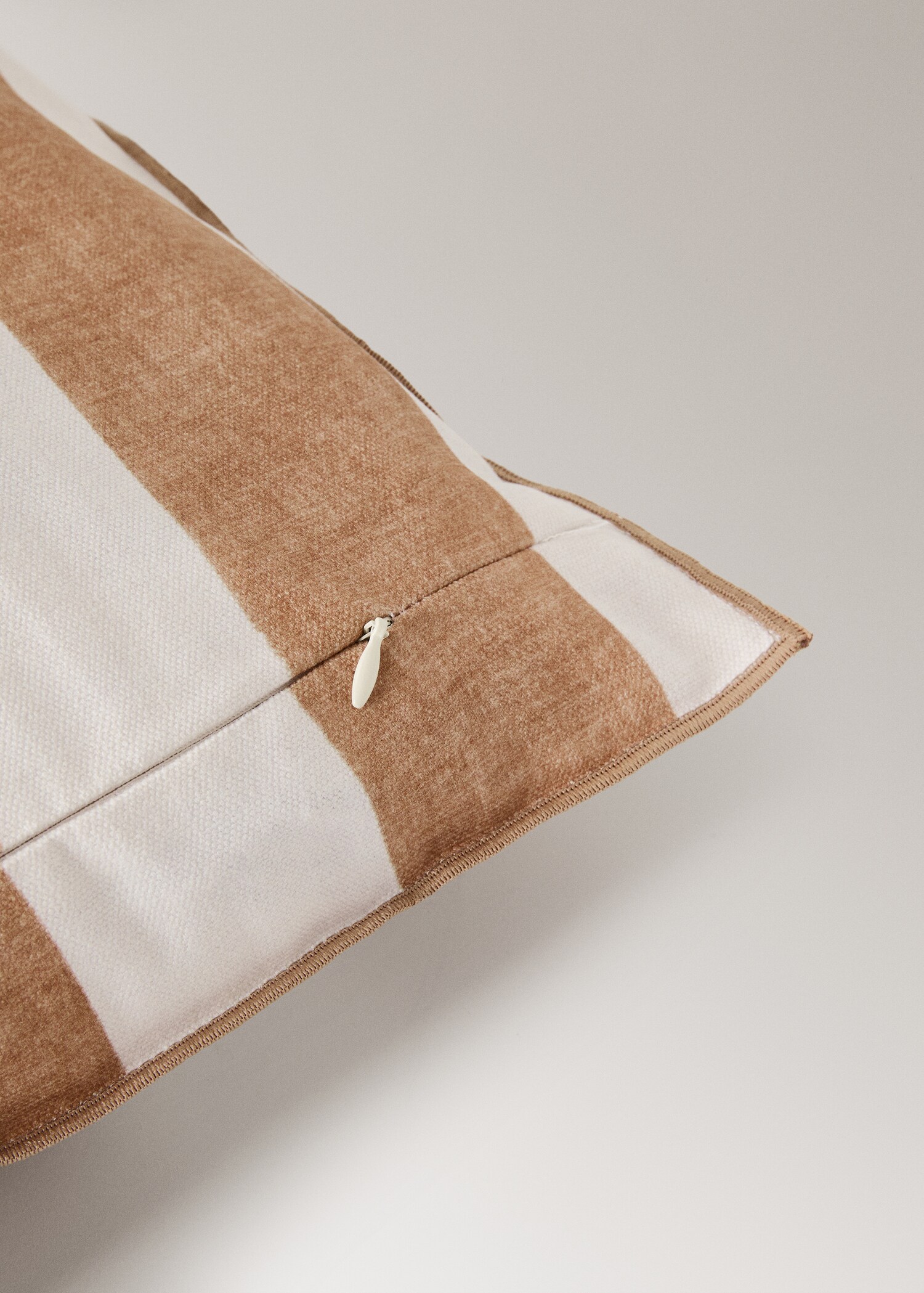 Cotton cushion cover with thick stripes and overlock stitching 40x60 cm - Details of the article 2