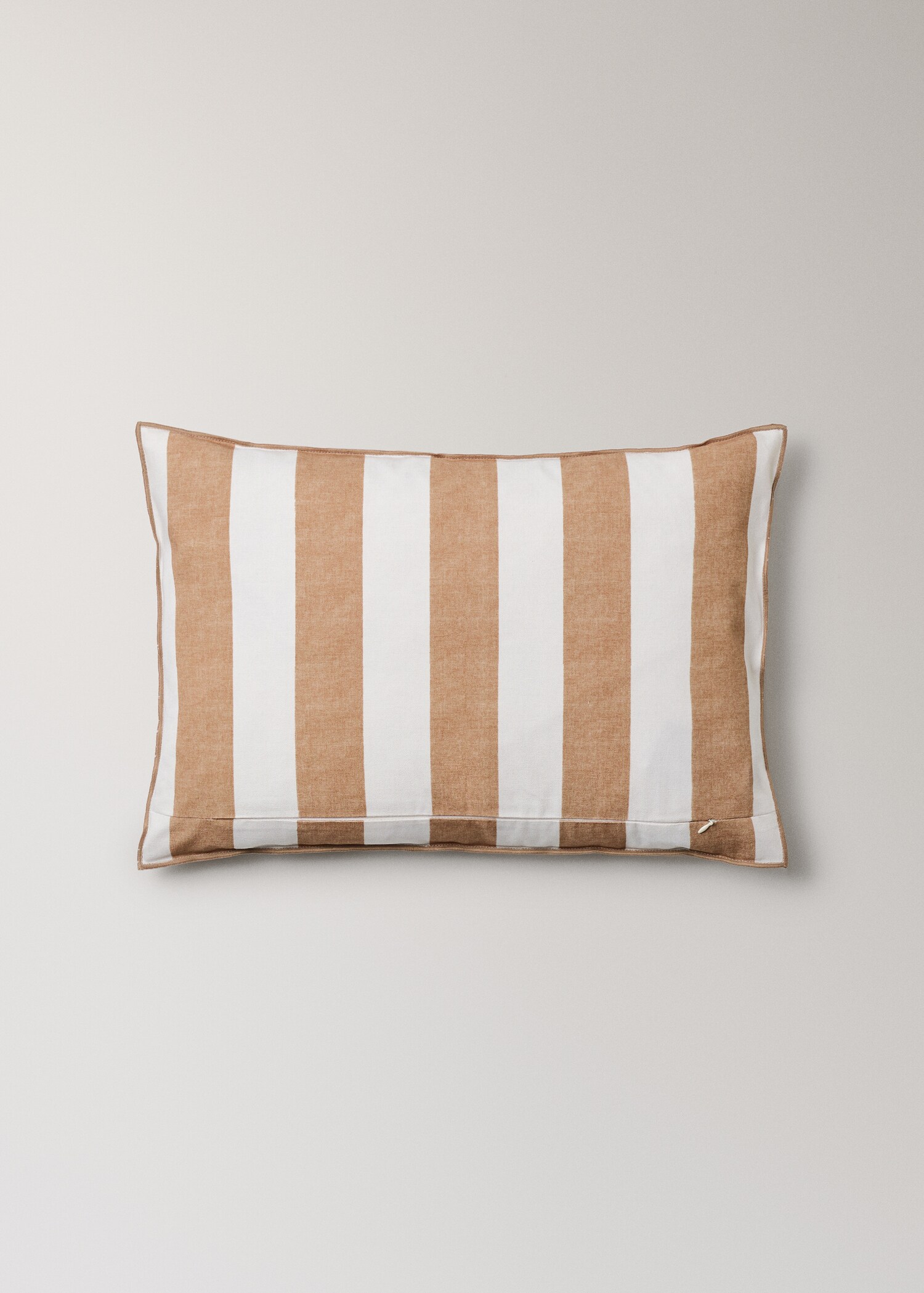 Cotton cushion cover with thick stripes and overlock stitching 40x60 cm - Details of the article 4