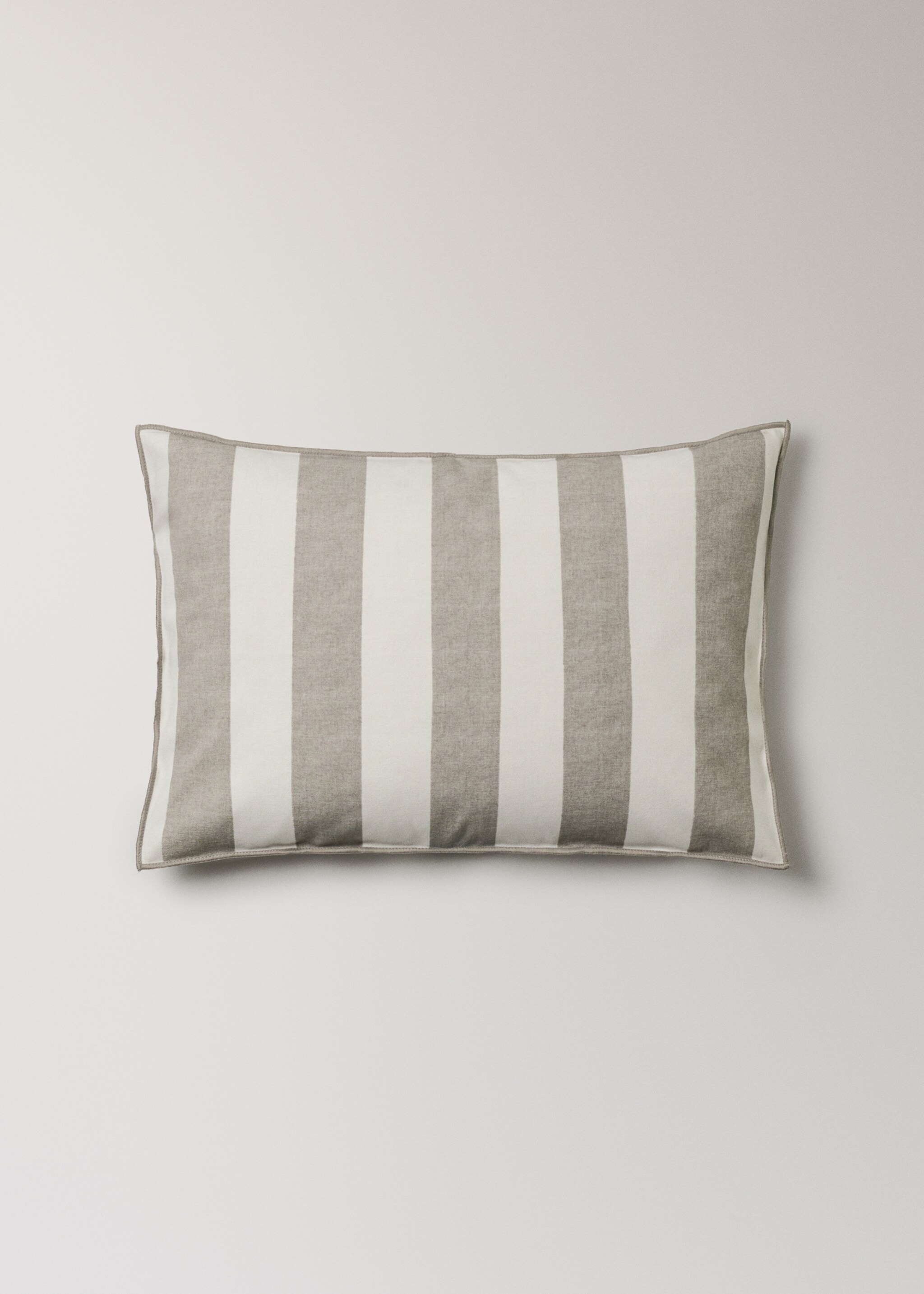 Cotton cushion cover with thick stripes and overlock stitching 40x60 cm - Article without model, Medium Brown. Ref: 27003357-00.