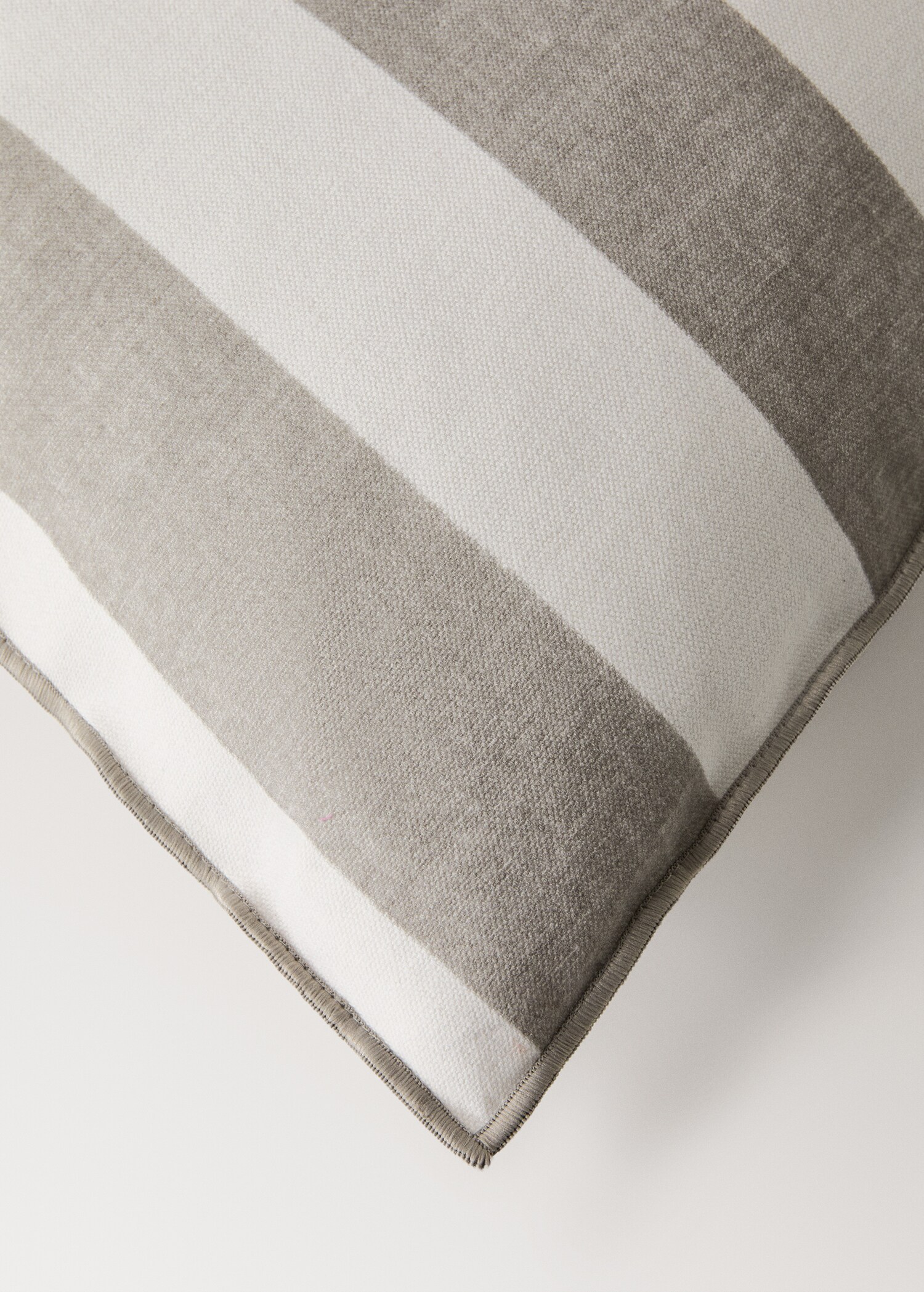 Cotton cushion cover with thick stripes and overlock stitching 40x60 cm - Details of the article 1