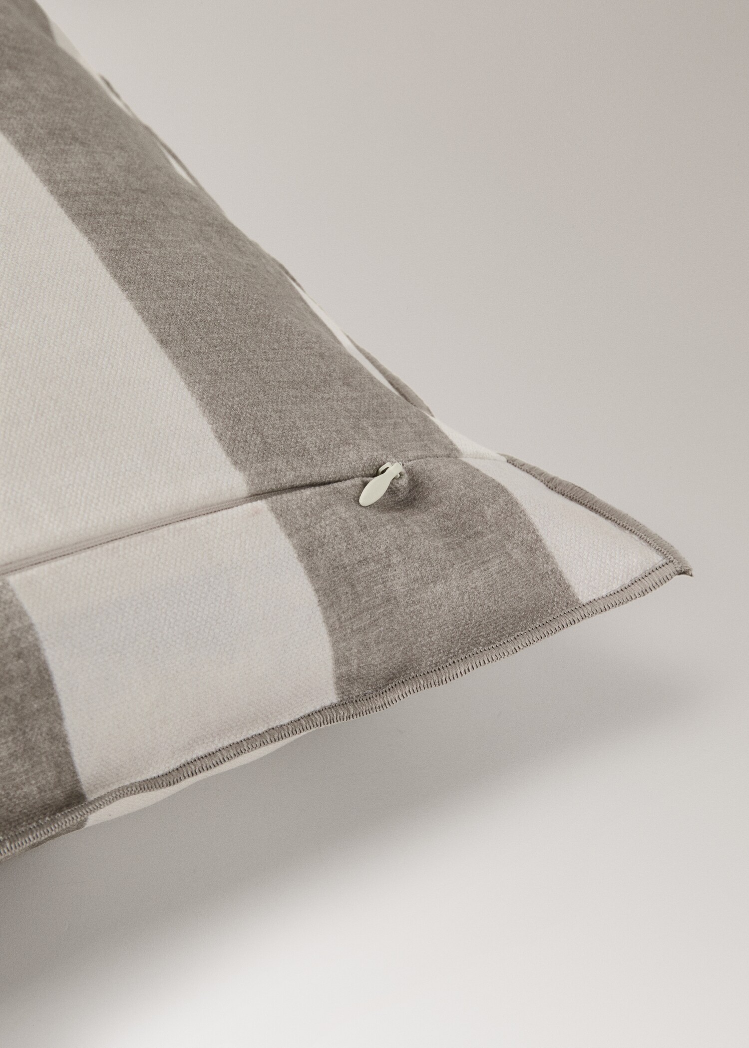 Cotton cushion cover with thick stripes and overlock stitching 40x60 cm - Details of the article 2