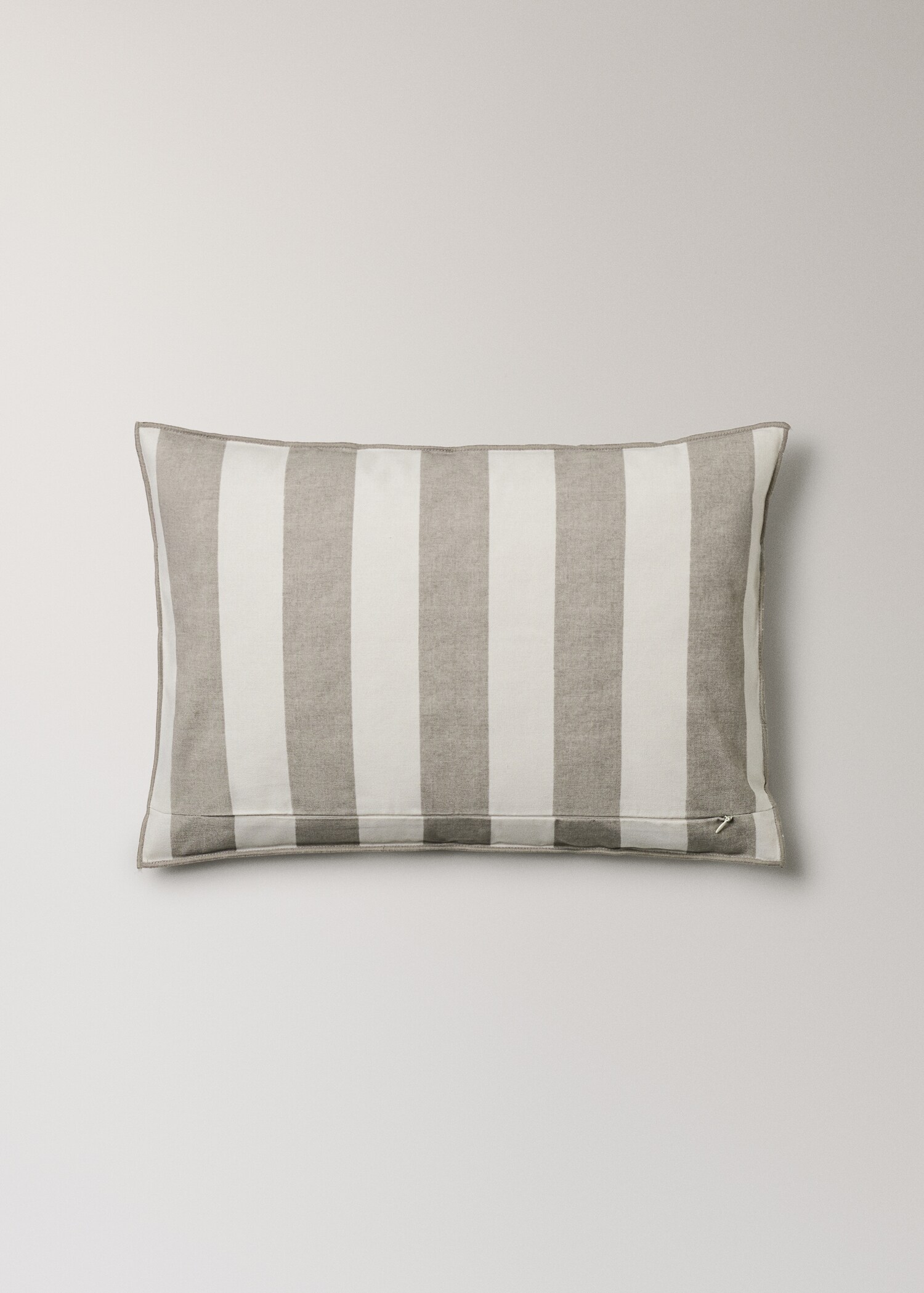 Cotton cushion cover with thick stripes and overlock stitching 40x60 cm - Details of the article 4