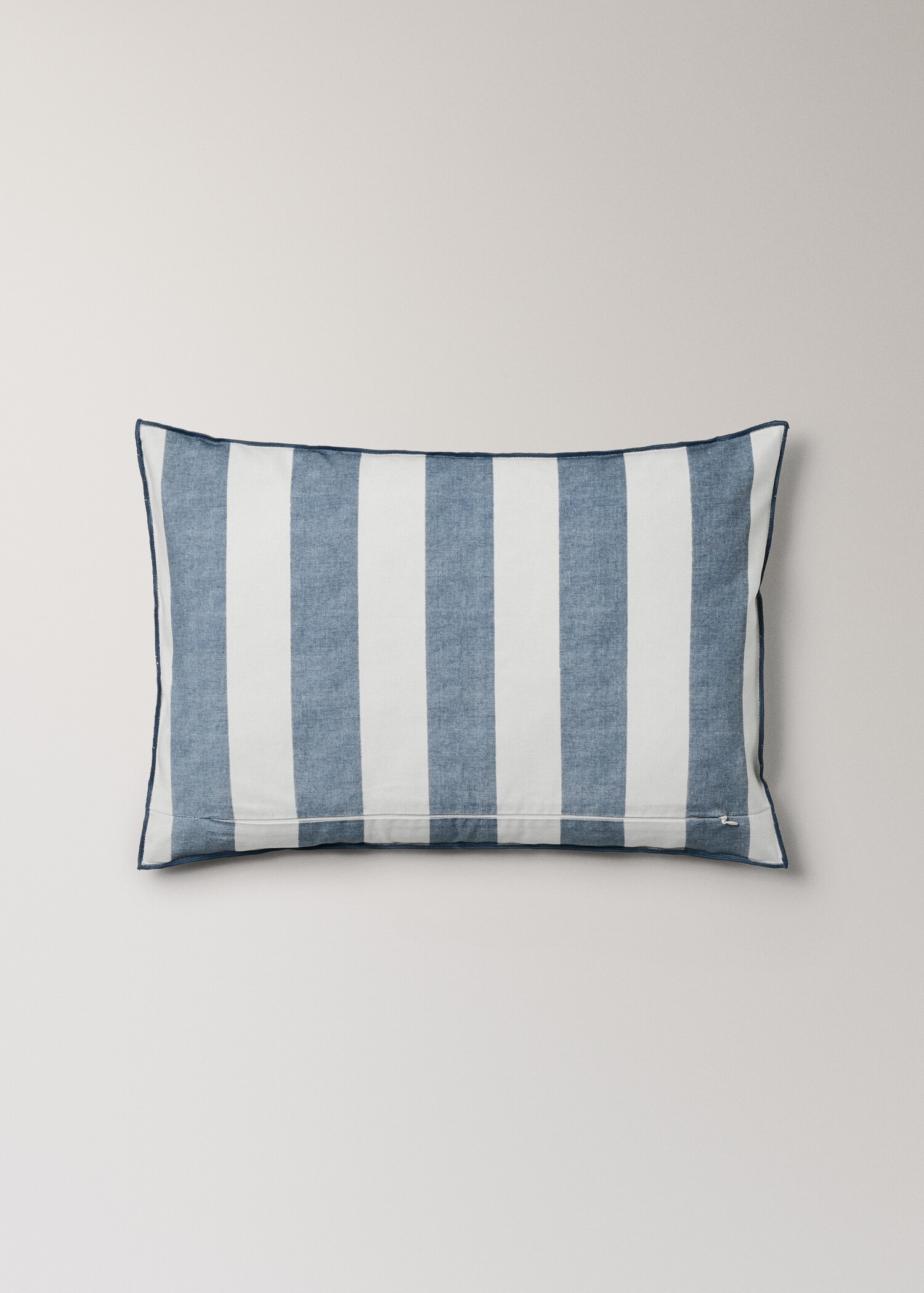 Cotton cushion cover with thick stripes and overlock stitching 40x60 cm - Details of the article 4