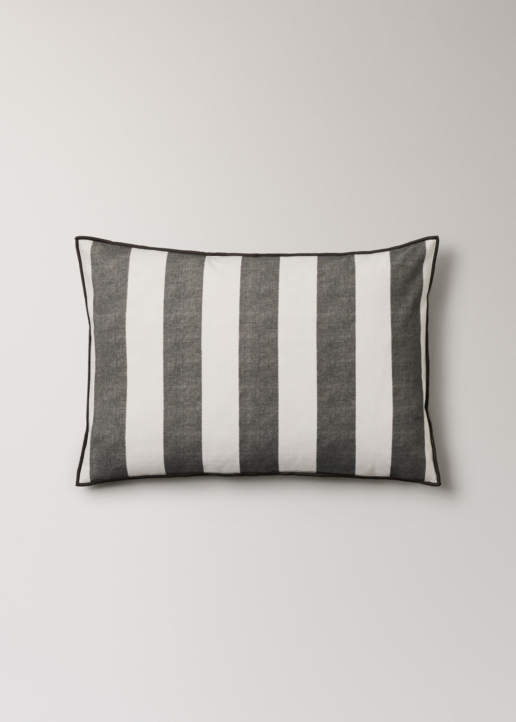 Cotton cushion cover with thick stripes and overlock stitching 40x60 cm - Article without model, Charcoal. Ref: 27003357-00.