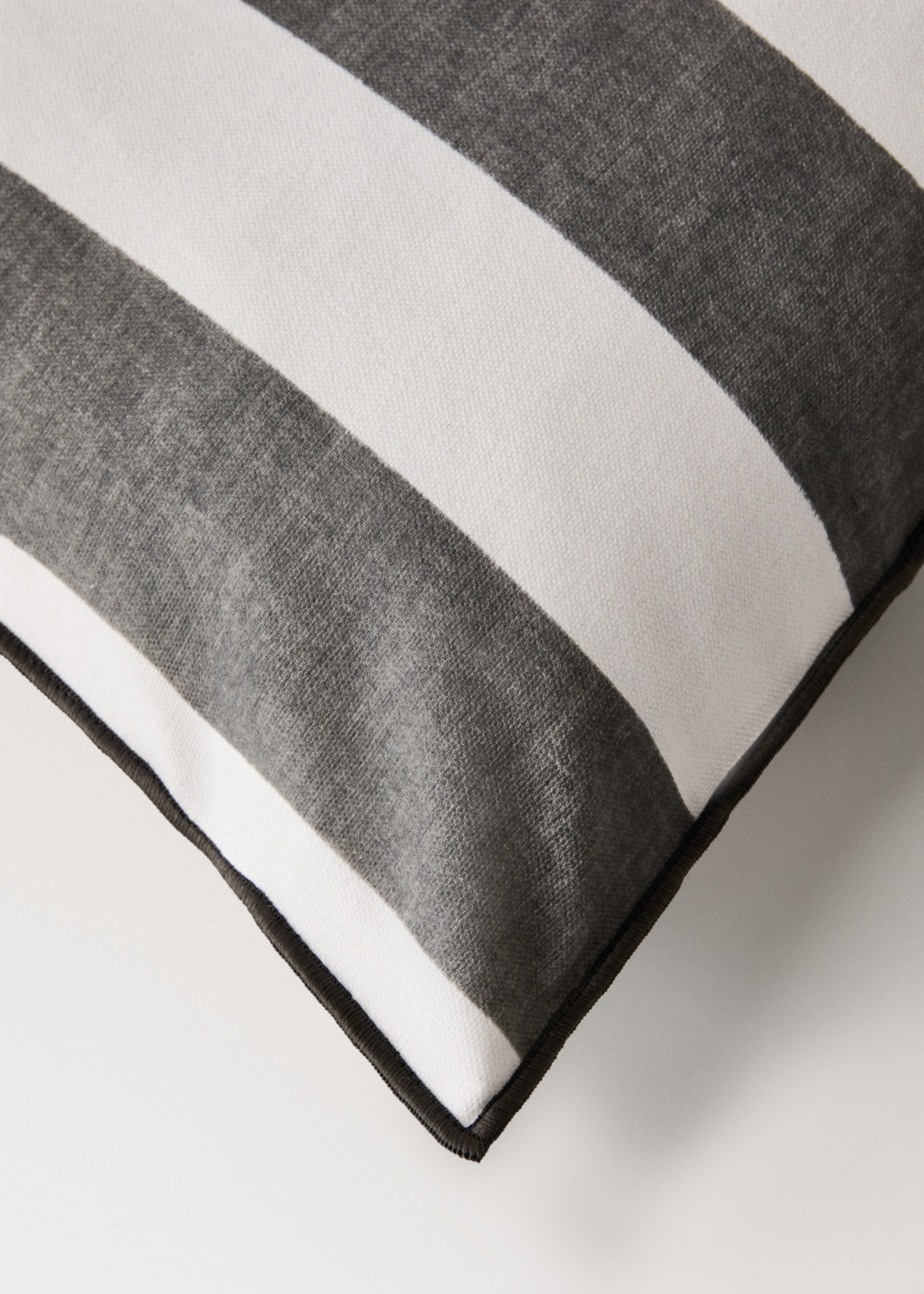 Cotton cushion cover with thick stripes and overlock stitching 40x60 cm - Details of the article 1, Charcoal. Ref: 27003357-00.