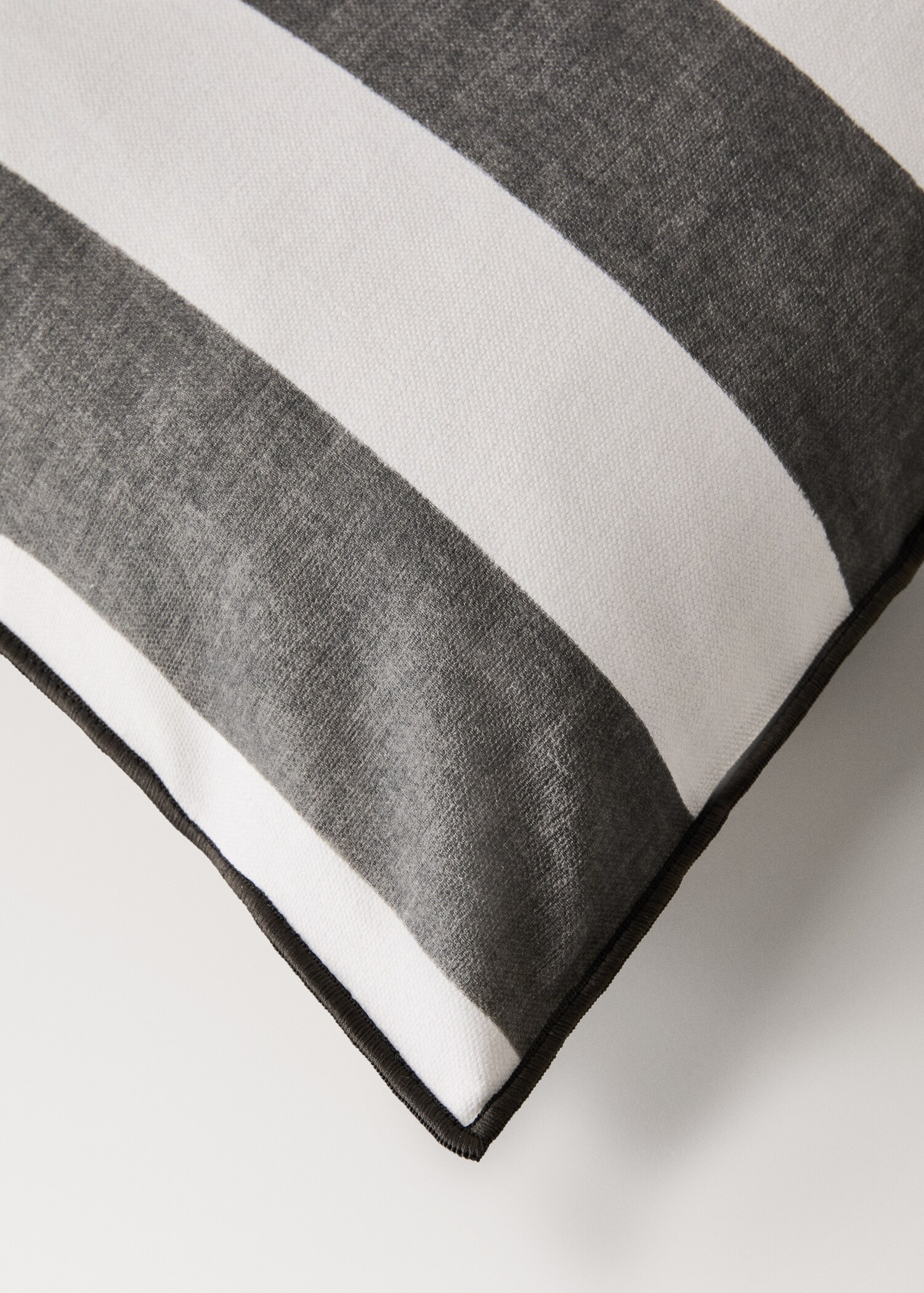 Cotton cushion cover with thick stripes and overlock stitching 40x60 cm - Details of the article 1