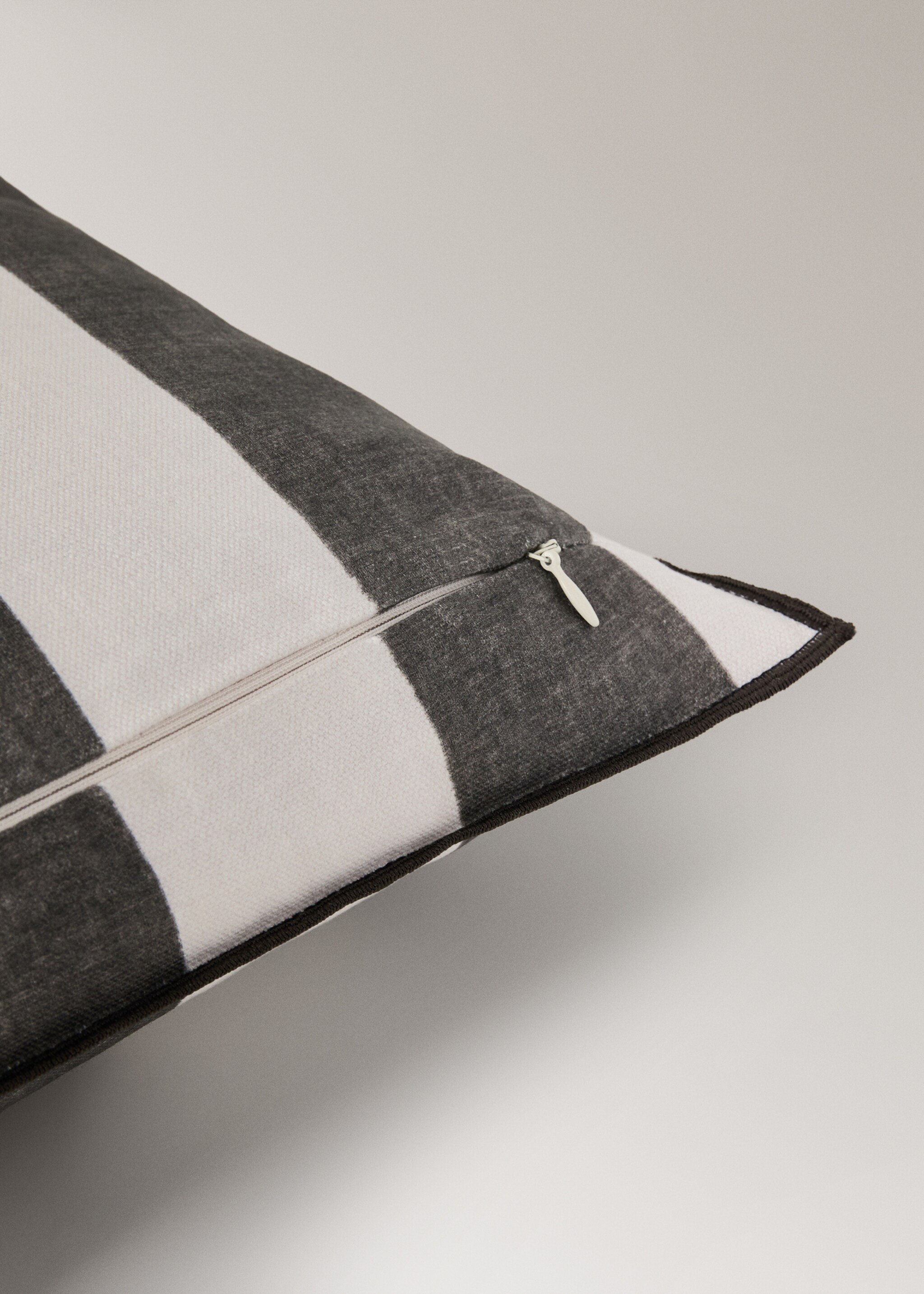 Cotton cushion cover with thick stripes and overlock stitching 40x60 cm - Details of the article 2, Charcoal. Ref: 27003357-00.