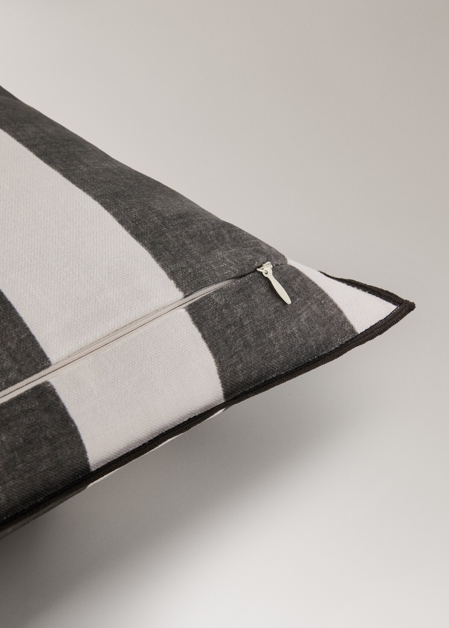 Cotton cushion cover with thick stripes and overlock stitching 40x60 cm - Details of the article 2