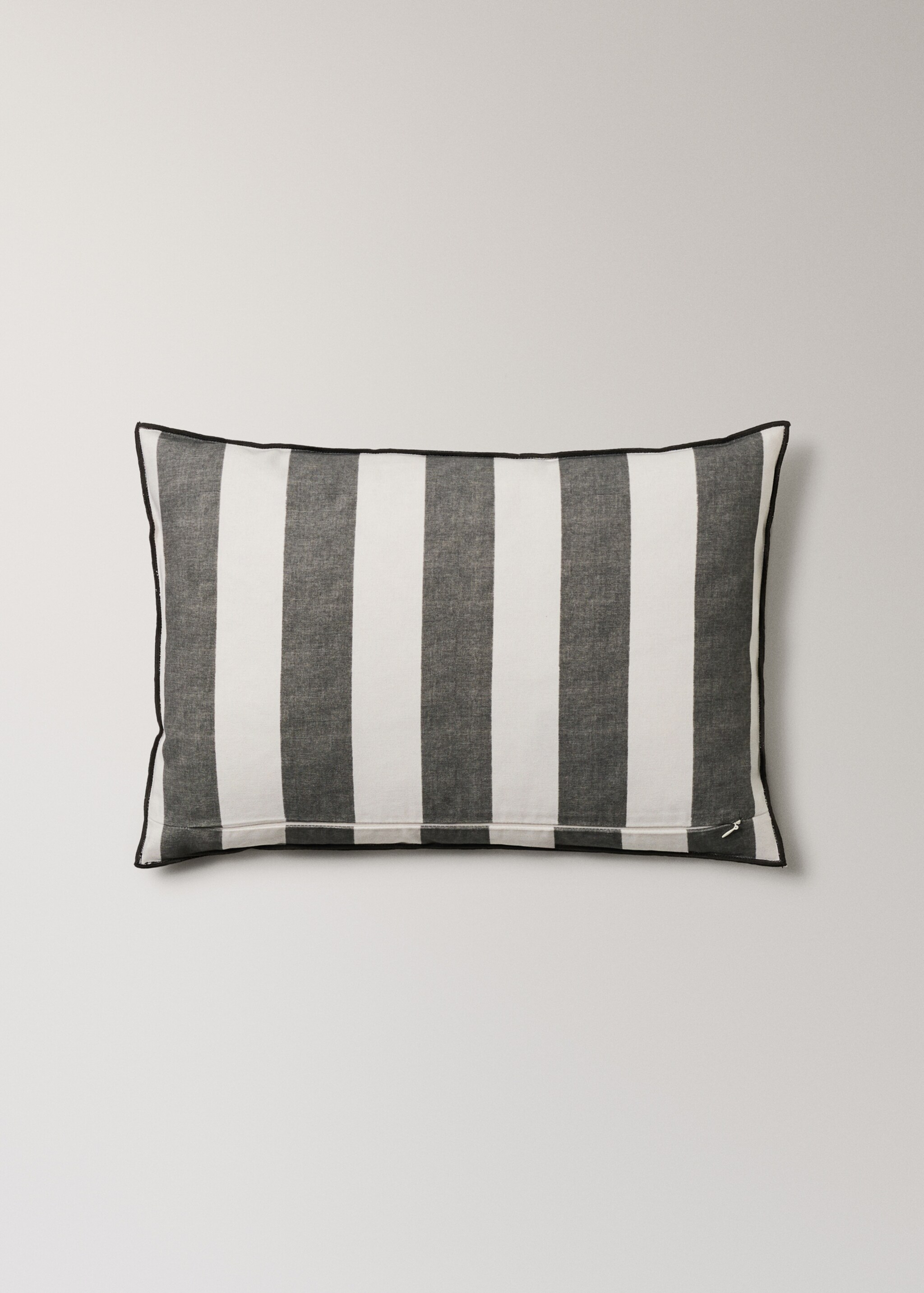 Cotton cushion cover with thick stripes and overlock stitching 40x60 cm - Details of the article 4, Charcoal. Ref: 27003357-00.