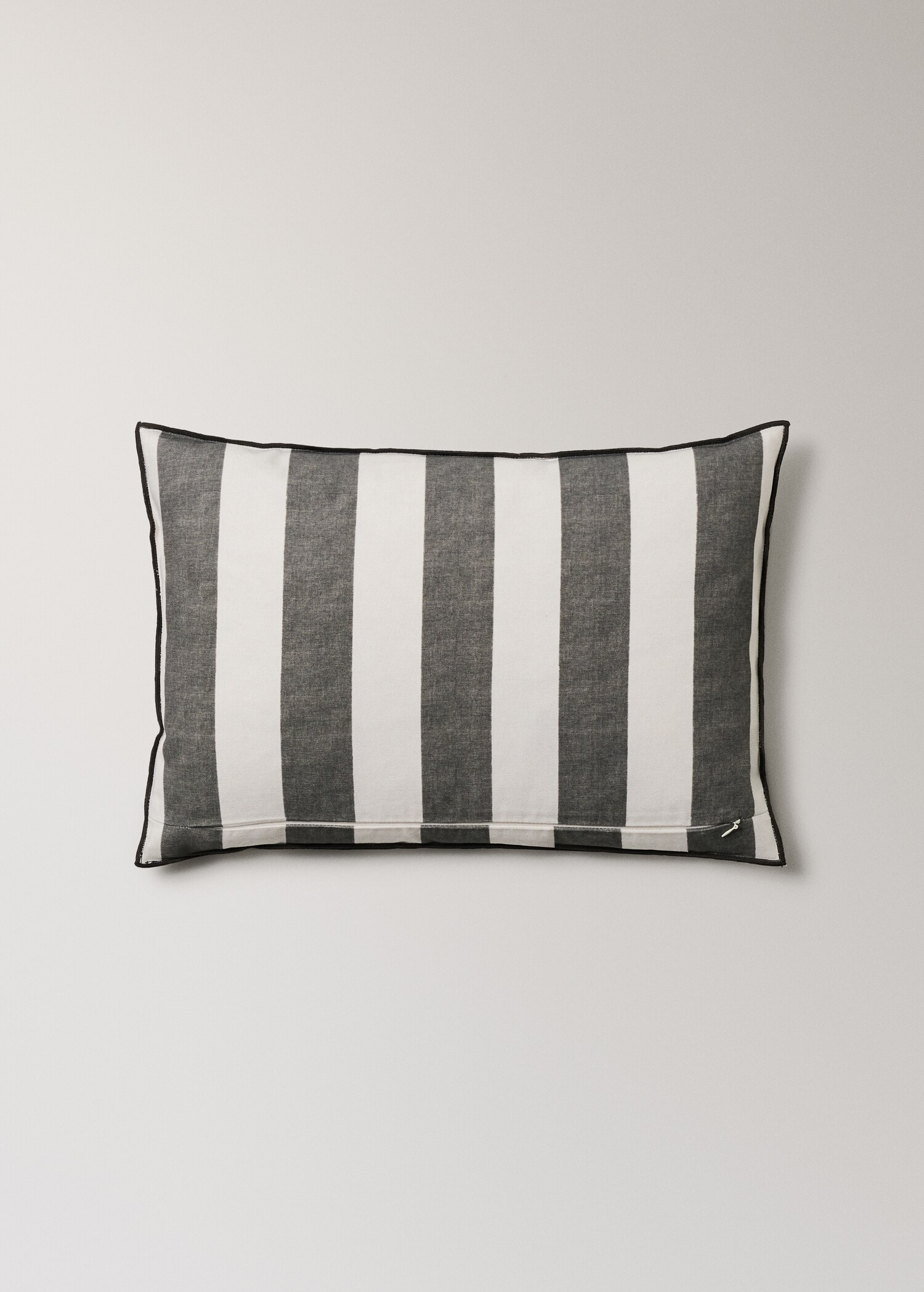 Cotton cushion cover with thick stripes and overlock stitching 40x60 cm - Details of the article 4