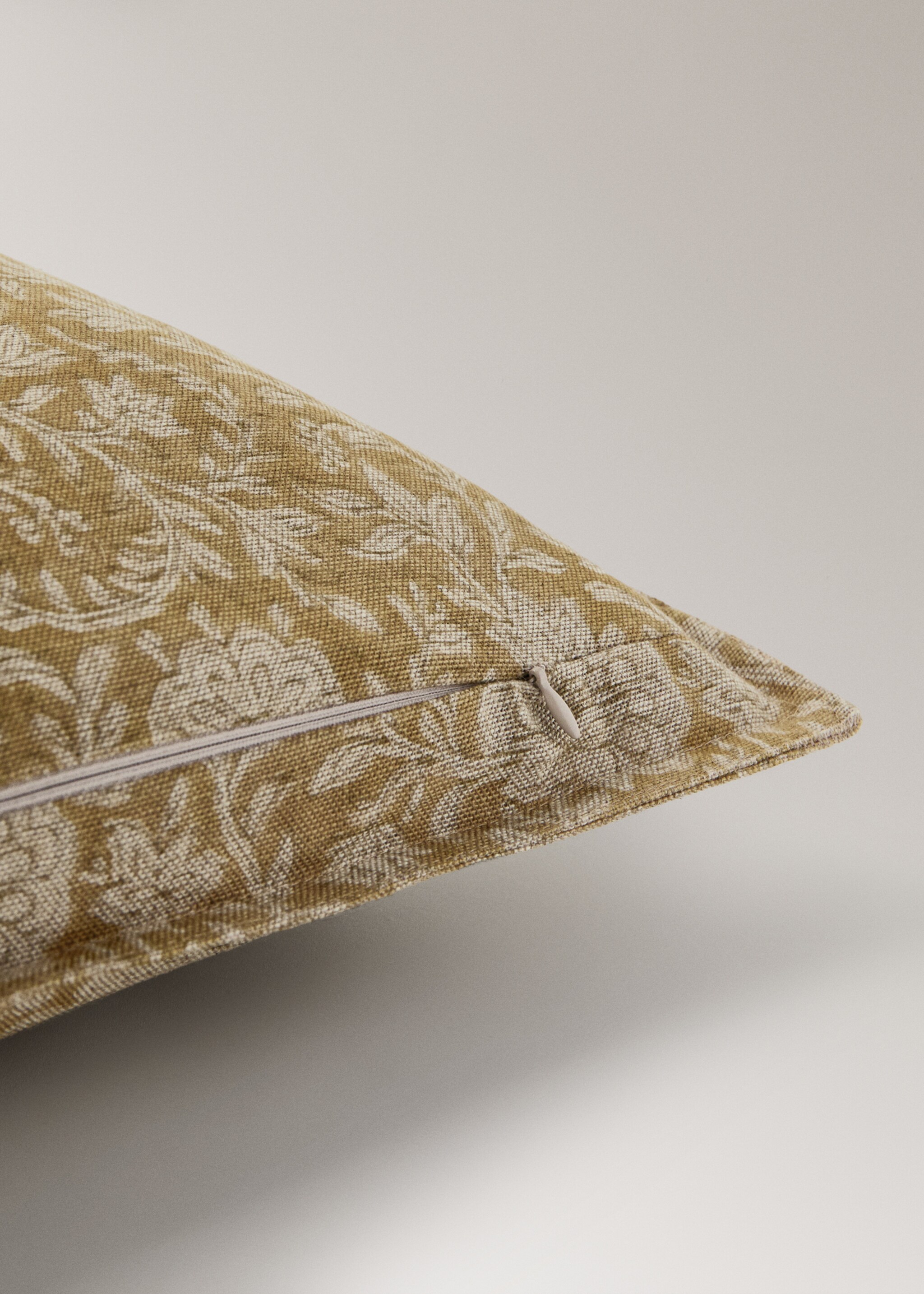 Floral print linen cotton cushion cover 50x50cm - Details of the article 2, Mustard. Ref: 27003359-00.