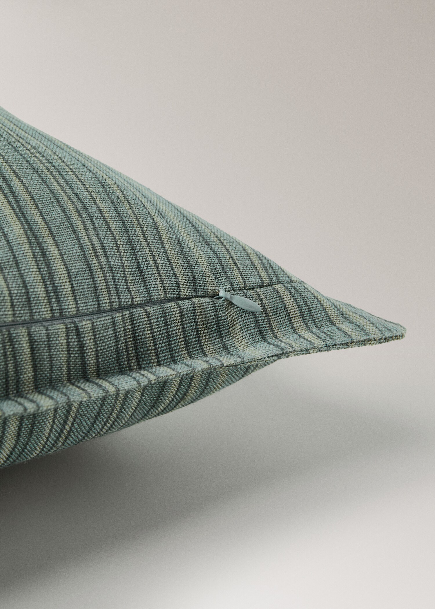 Linen-cotton cushion cover with thin stripes 40 x 60 cm - Details of the article 2
