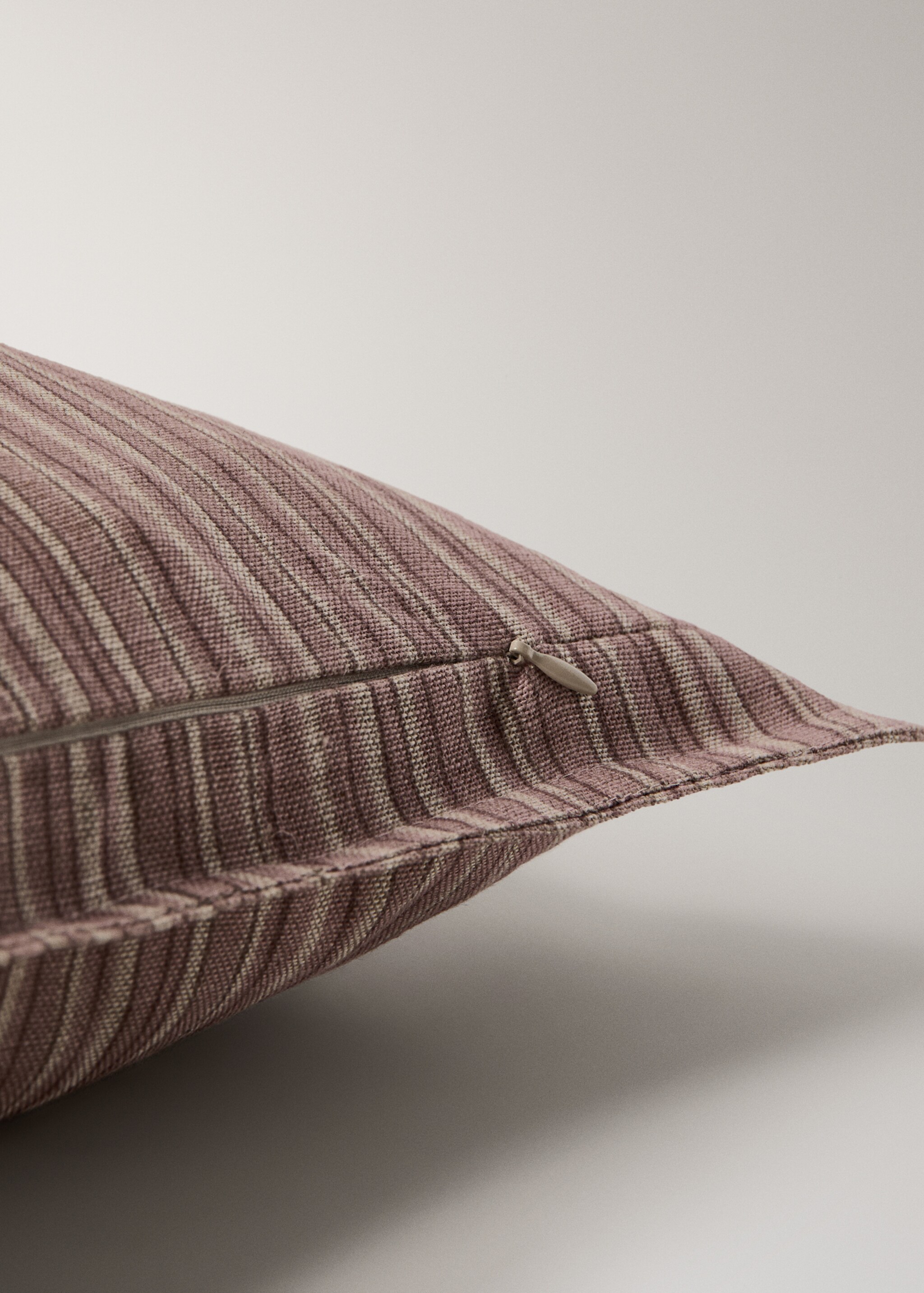 Linen-cotton cushion cover with thin stripes 40 x 60 cm - Details of the article 2, Pink. Ref: 27003370-00.