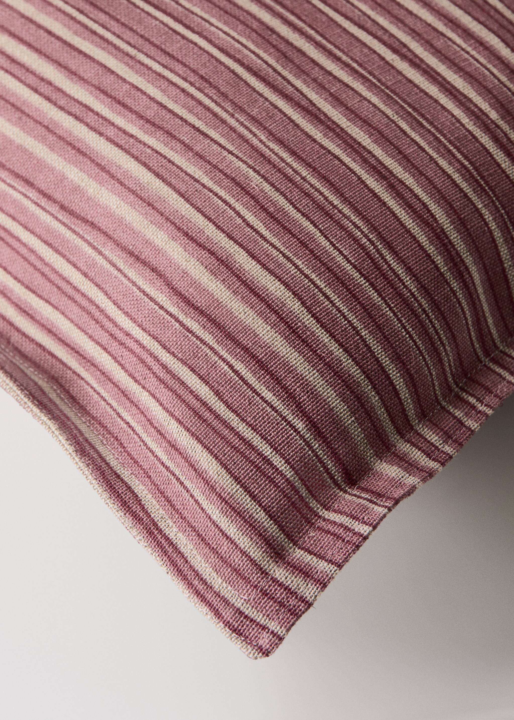 Linen-cotton cushion cover with thin stripes 50 x 50 cm - Details of the article 1, Medium Pink. Ref: 27003371-00.