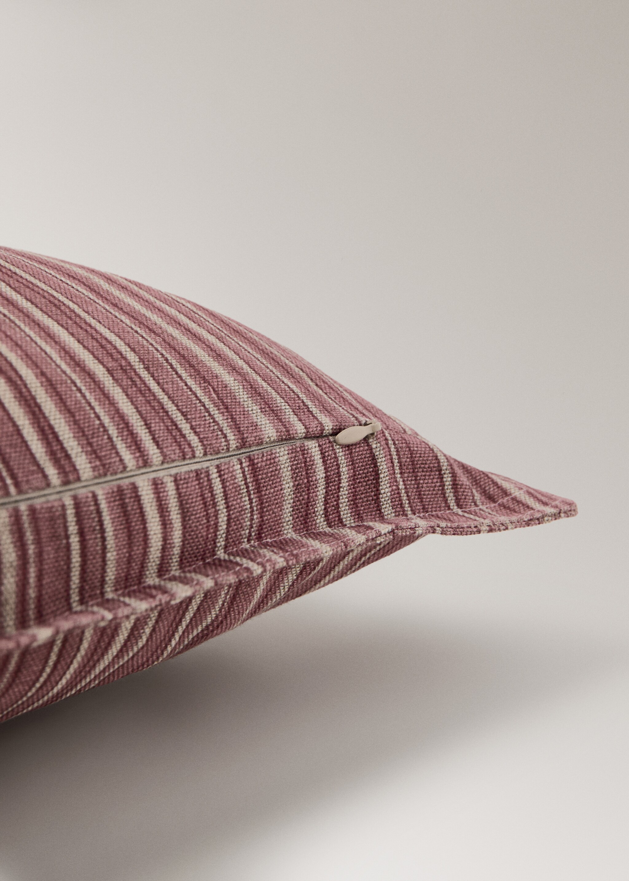 Linen-cotton cushion cover with thin stripes 50 x 50 cm - Details of the article 2, Medium Pink. Ref: 27003371-00.