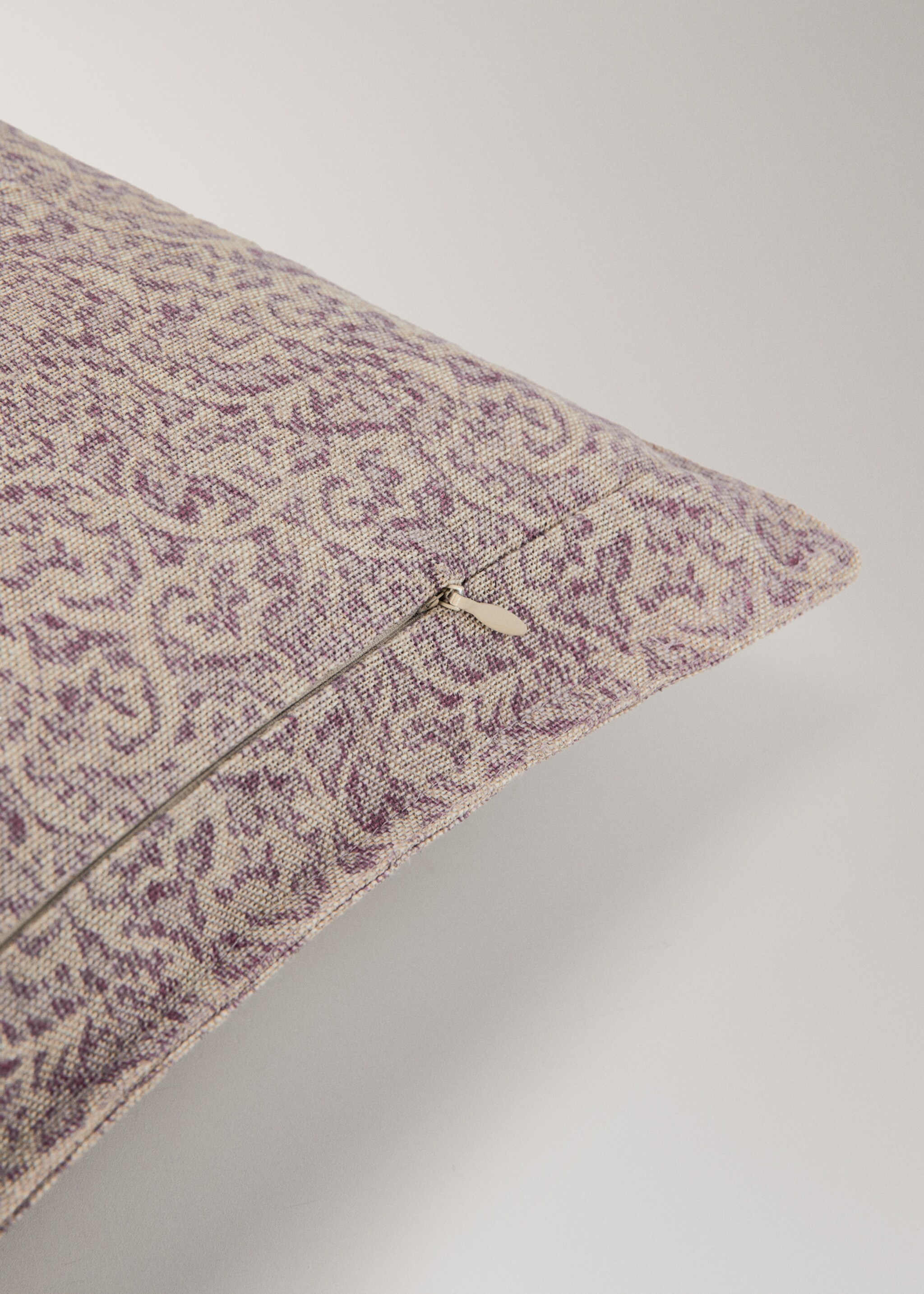Printed cotton linen cushion cover 40x60cm - Details of the article 2, Lilac. Ref: 27003374-00.