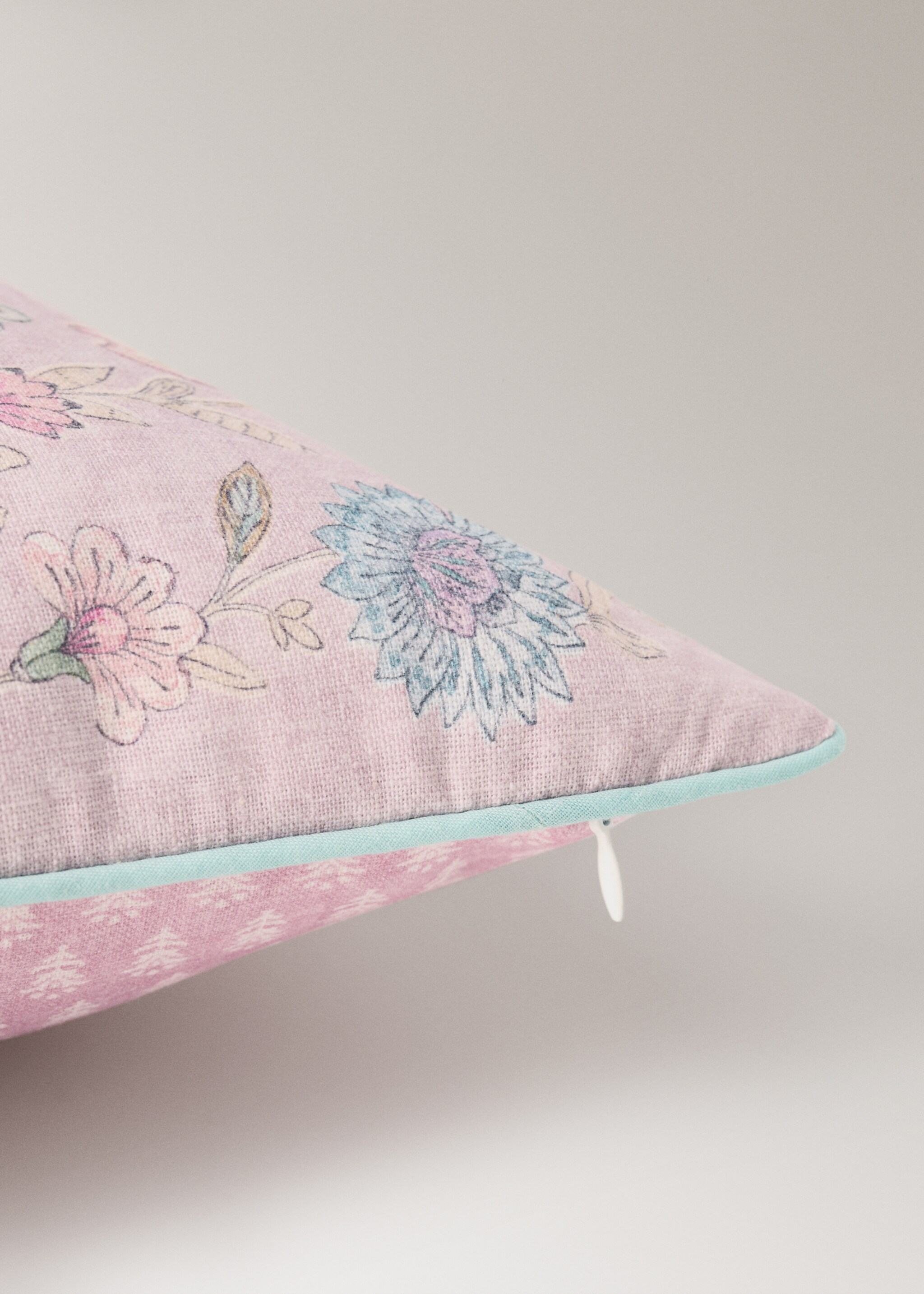 Children's cushion cover in cotton-linen blend with floral design 30x40 - Details of the article 2, Lilac. Ref: 27003389-00.