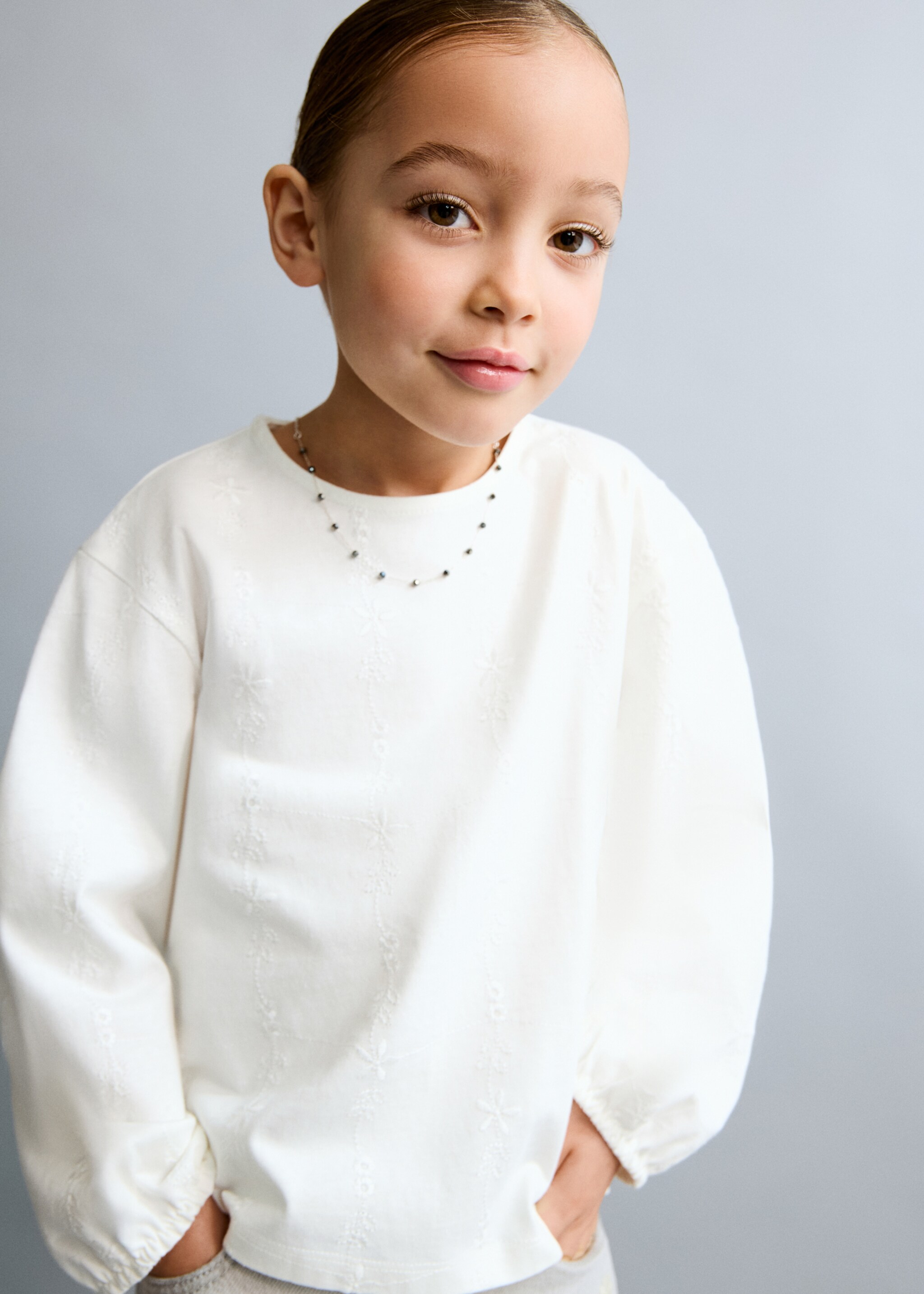 T-shirt détails brodés - Plan moyen, Blanc cassé. Ref: 27003724-00.