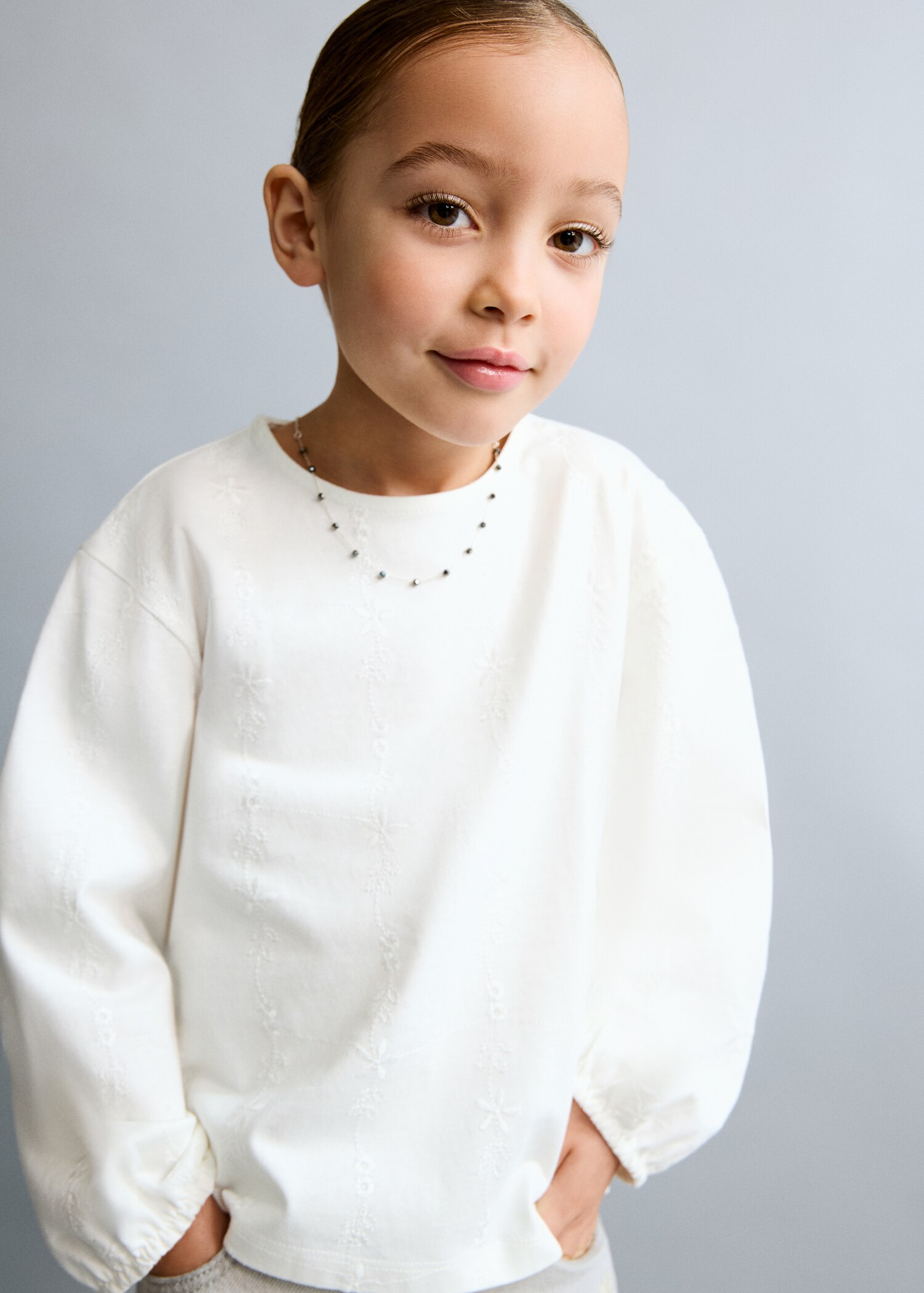 T-shirt détails brodés - Plan moyen