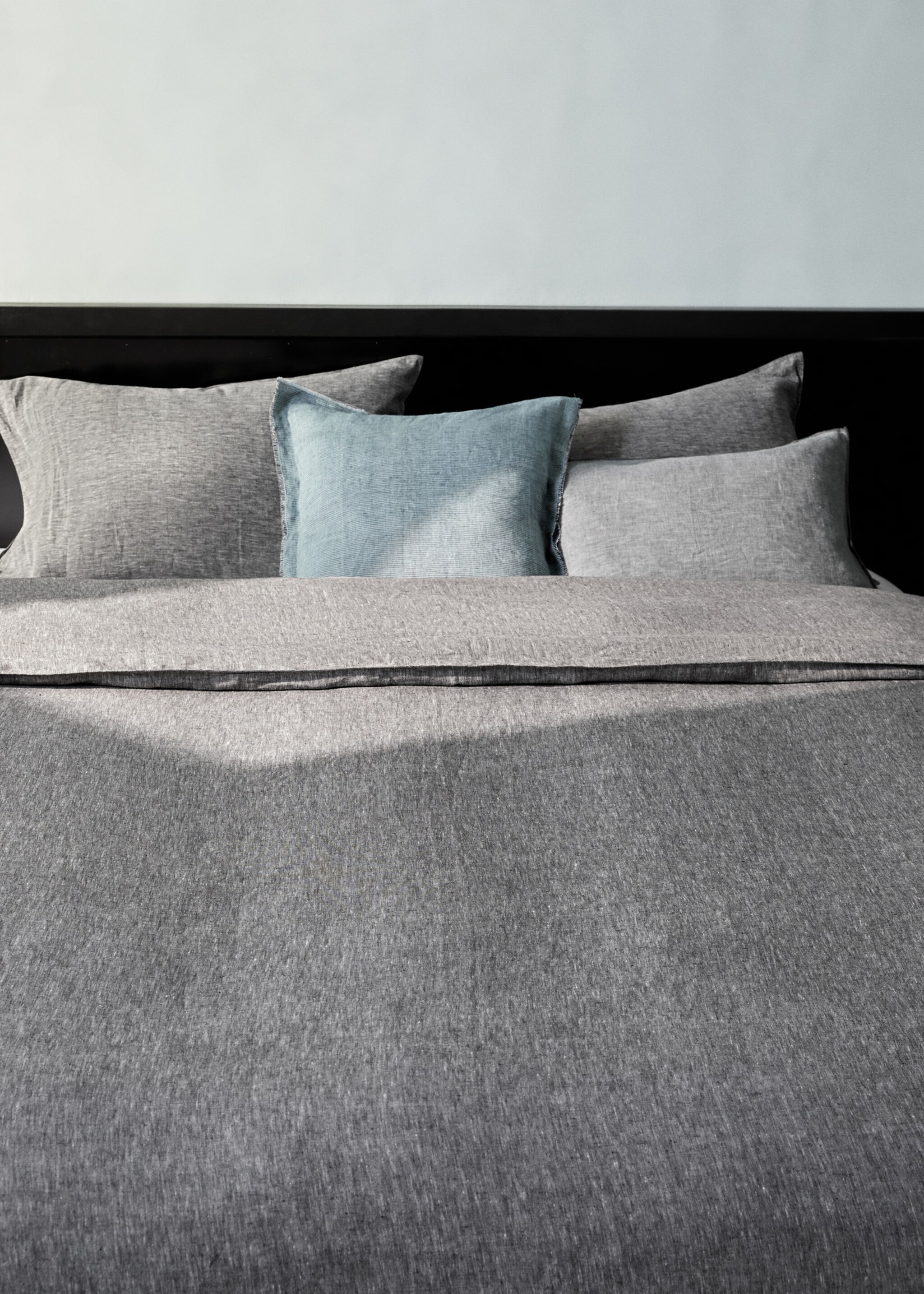 Linen yarn-dyed duvet cover for 150/160 cm bed - Details of the article 7, Dark Heather Grey. Ref: 27003739-00.