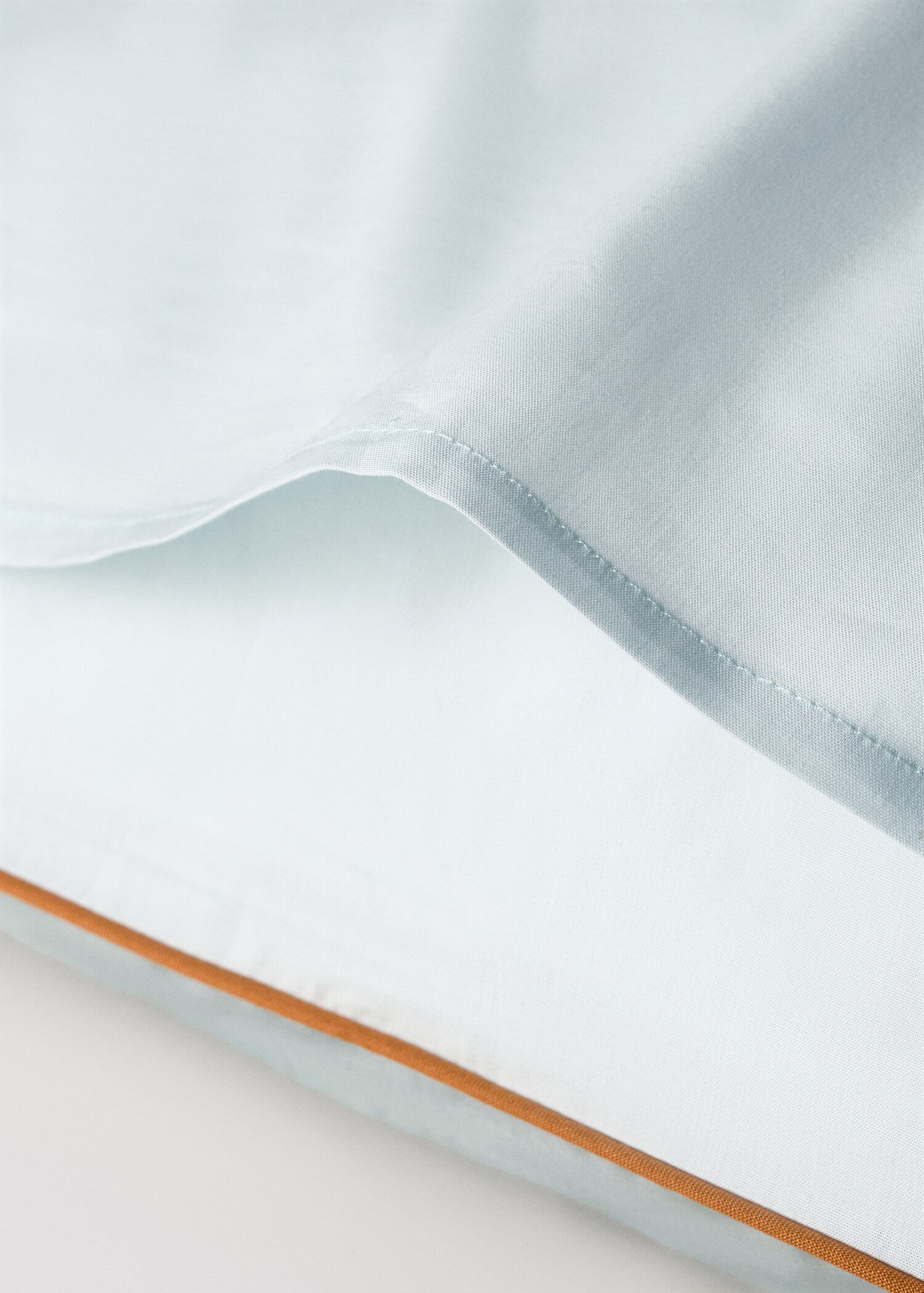 Reversible percale cotton pillowcase with contrasting piping 60x60 cm - Details of the article 2