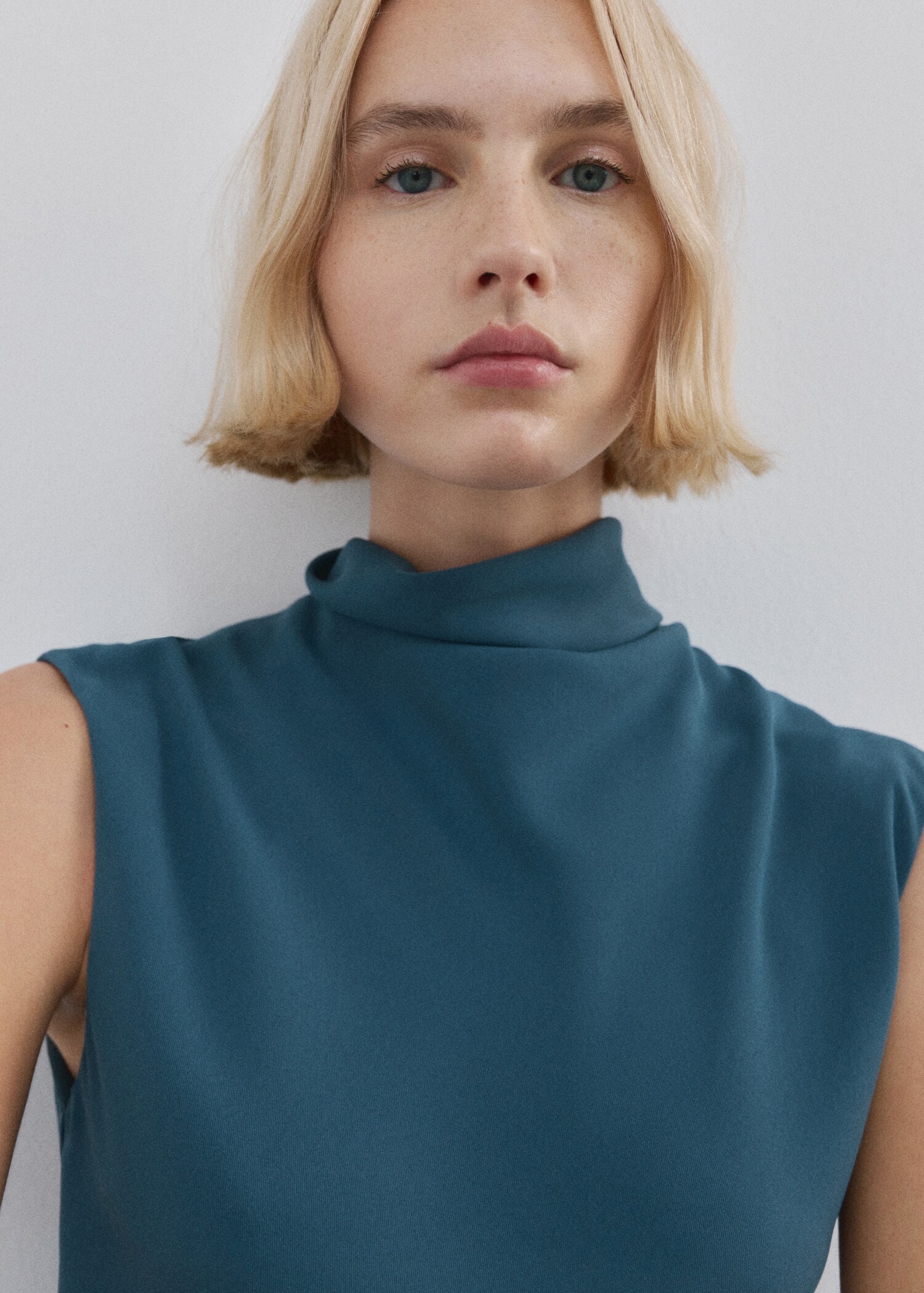 Vestido comprido com gola drapeada - Pormenor do artigo 1