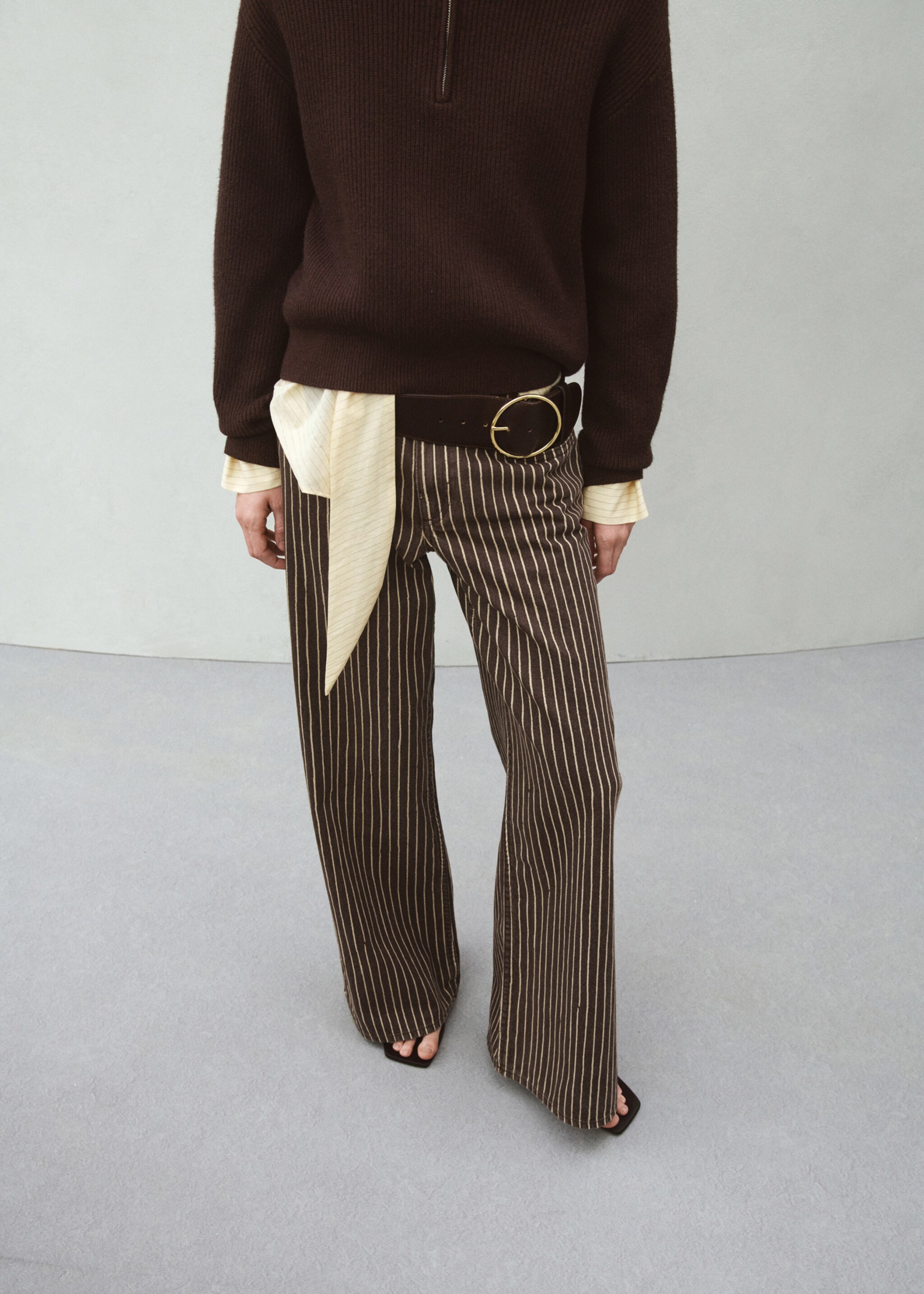 Jean large à rayures - Plan moyen, Chocolat. Ref: 27004104-00.