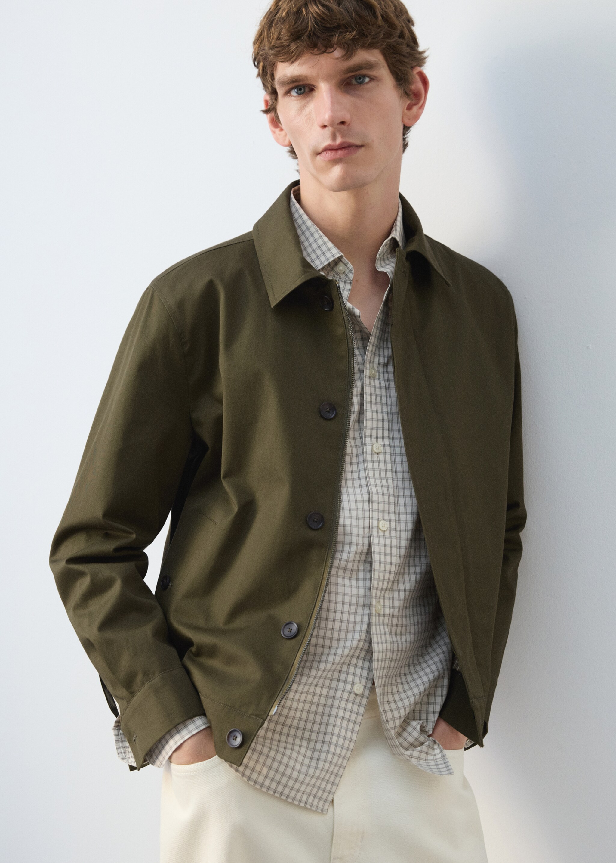 Water-repellent jacket with hidden zip - Details of the article 6, Olive Green. Ref: 27004412-00.