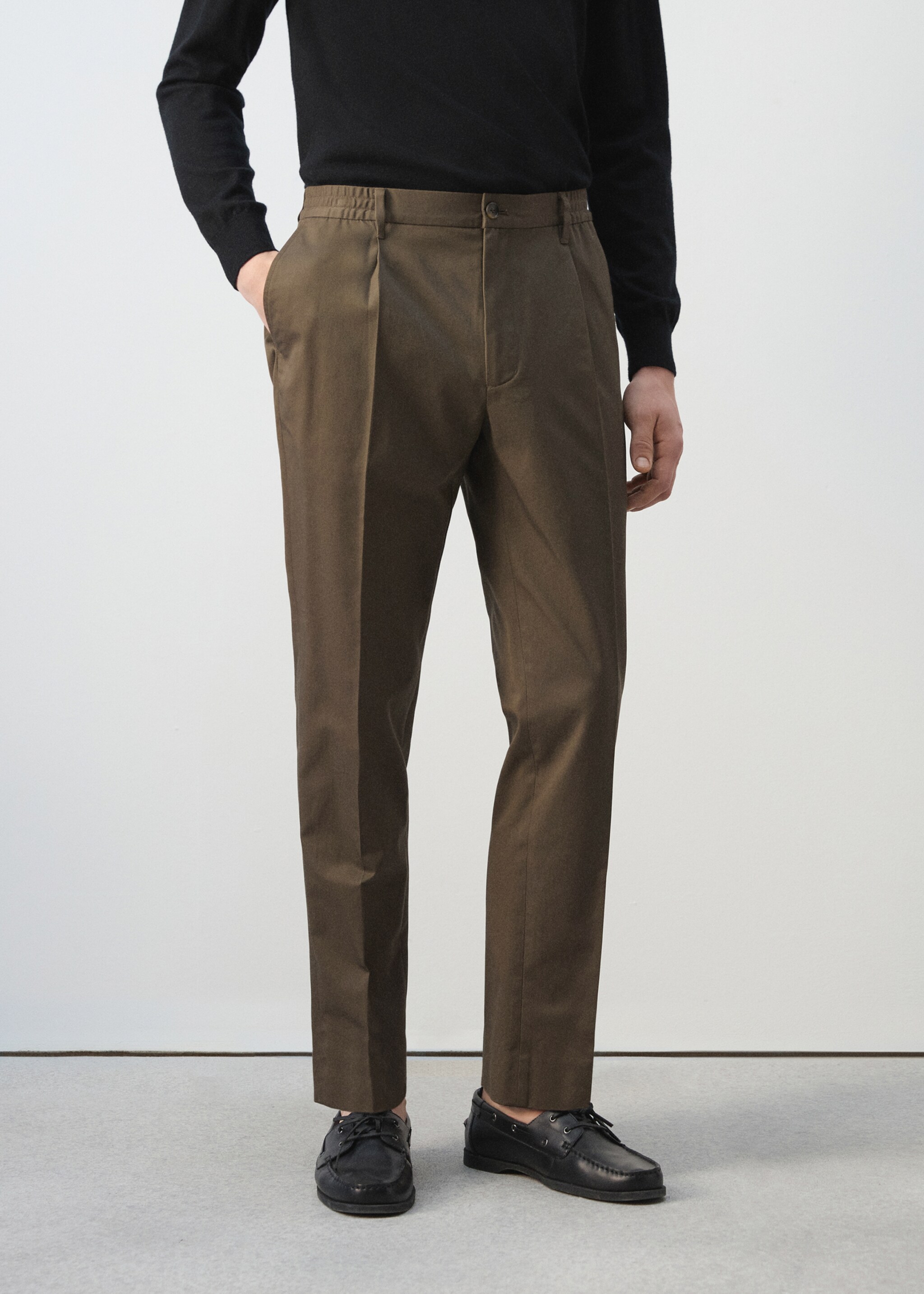 Pleated trousers with elastic waistband - Medium plane, Brown. Ref: 27004413-00.