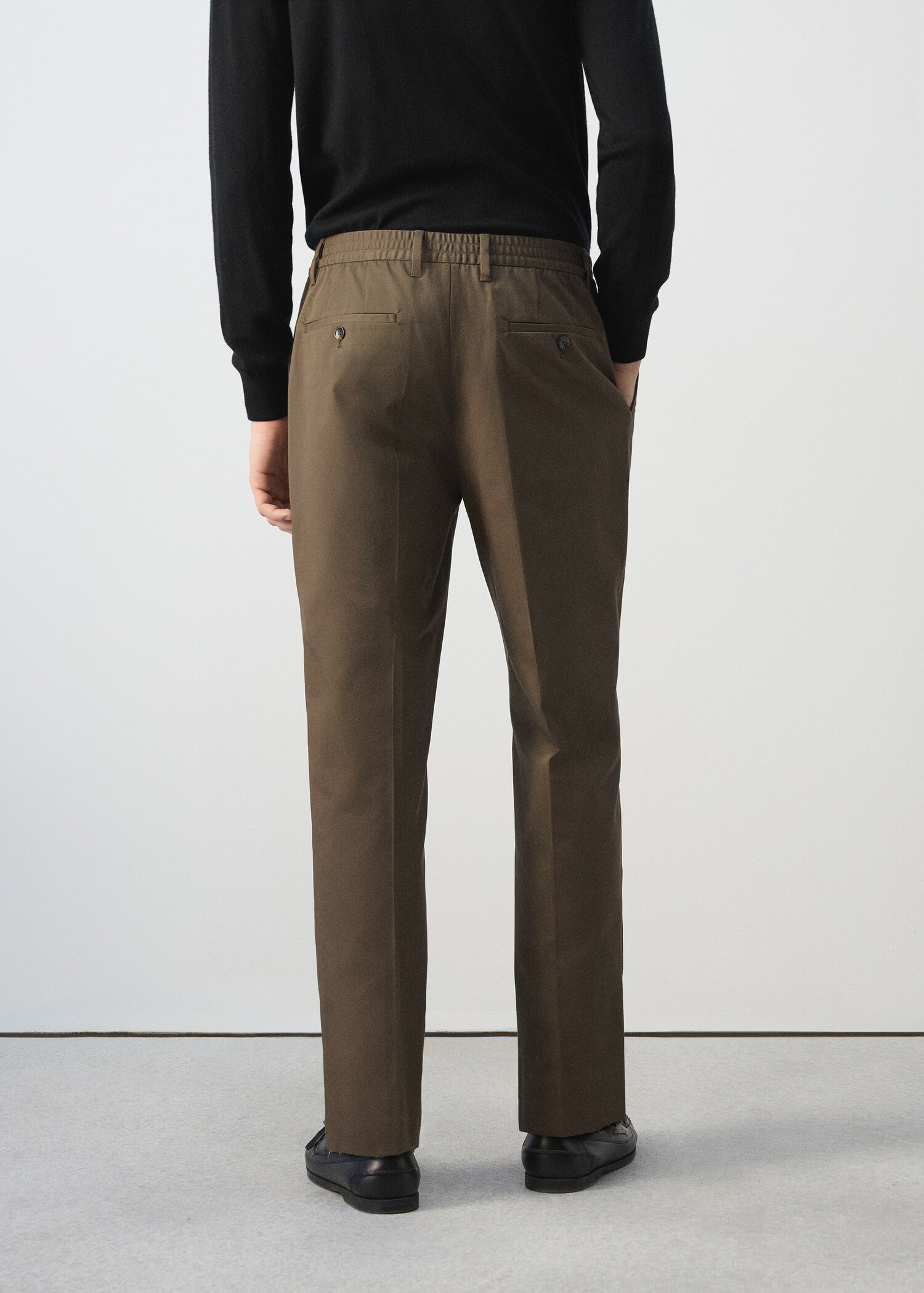 Pleated trousers with elastic waistband - Reverse of the article