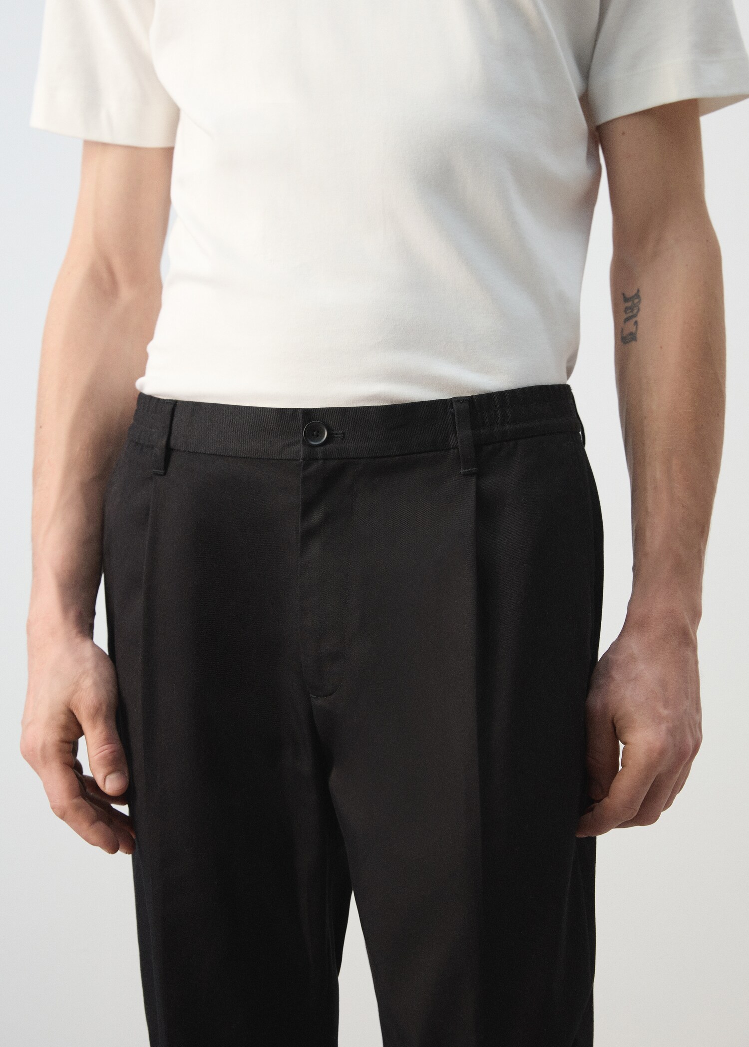 Pleated trousers with elastic waistband - Details of the article 1