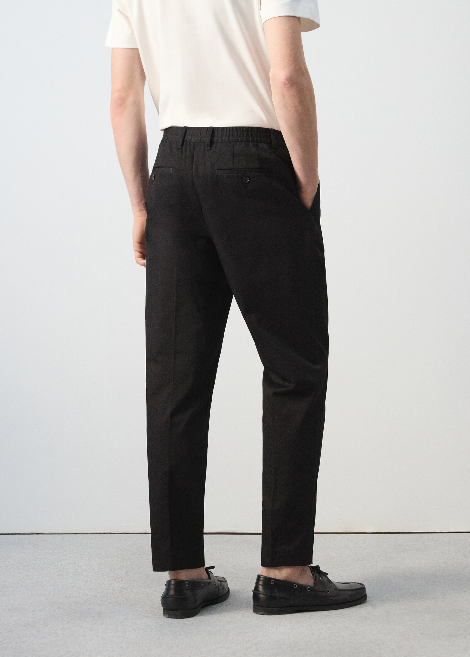 Pleated trousers with elastic waistband - Reverse of the article