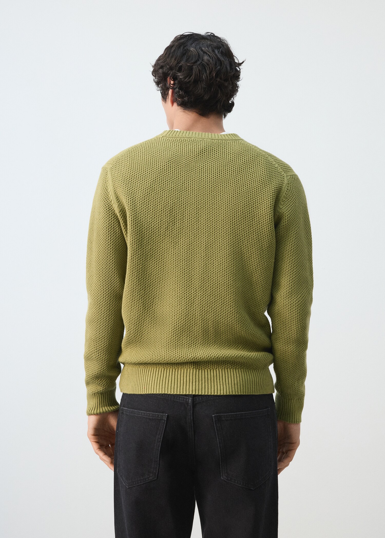 سترة متوسطة الحياكة ذات بنية دقيقة - الجهة الخلفية للمنتج