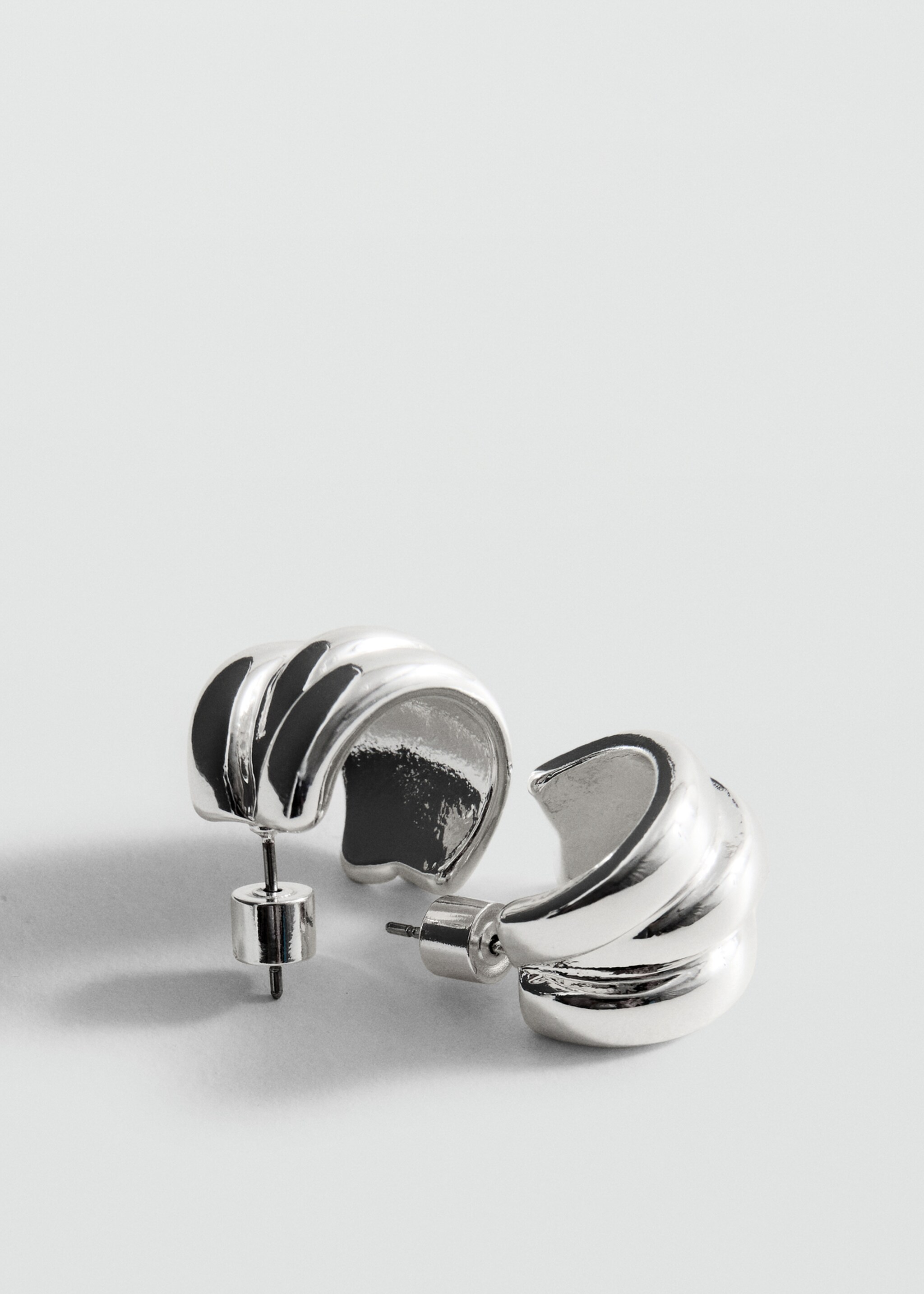 Brincos de semiargola com relevo - Plano médio, Prata. Ref: 27004438-00.