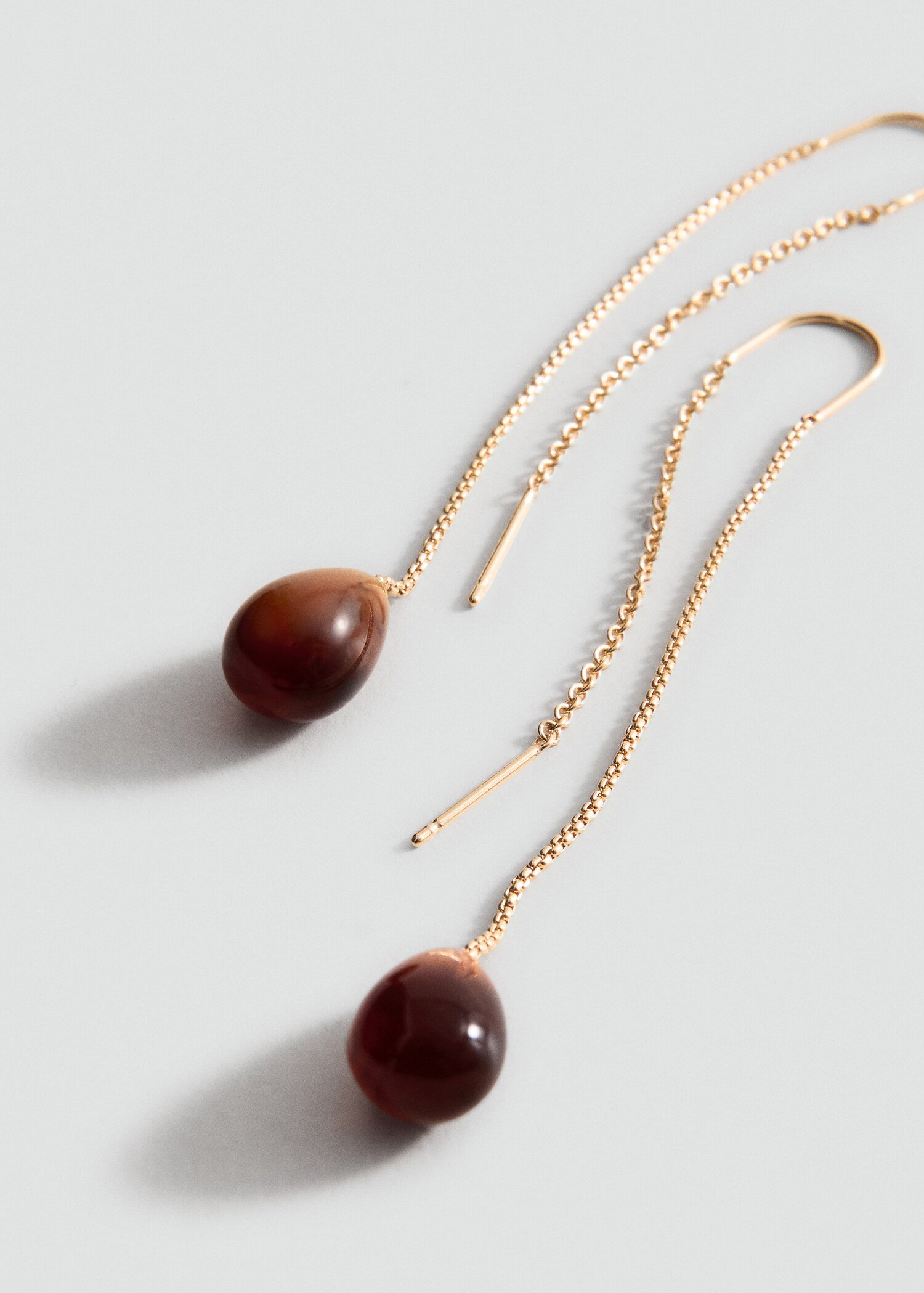 Brincos compridos com gota de resina - Plano médio