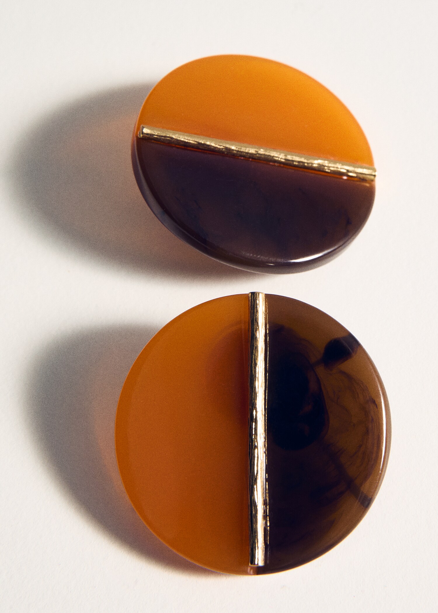 Round resin earrings - Details of the article 1