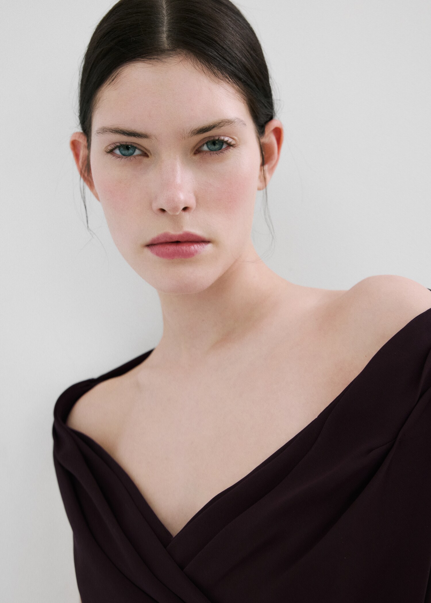 Ruched dress with crossover neckline - Details of the article 1