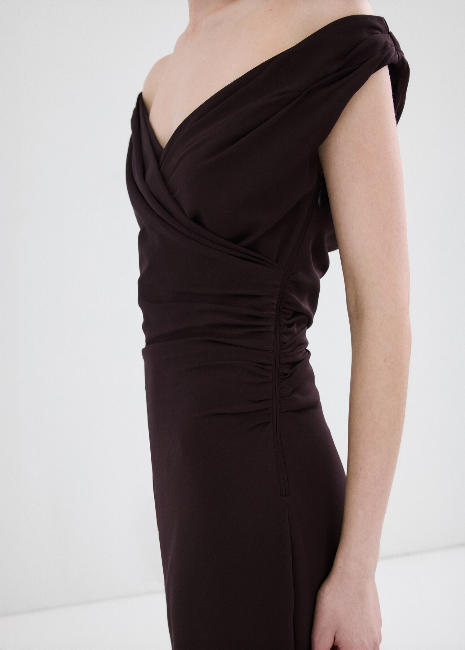 Ruched dress with crossover neckline - Details of the article 6