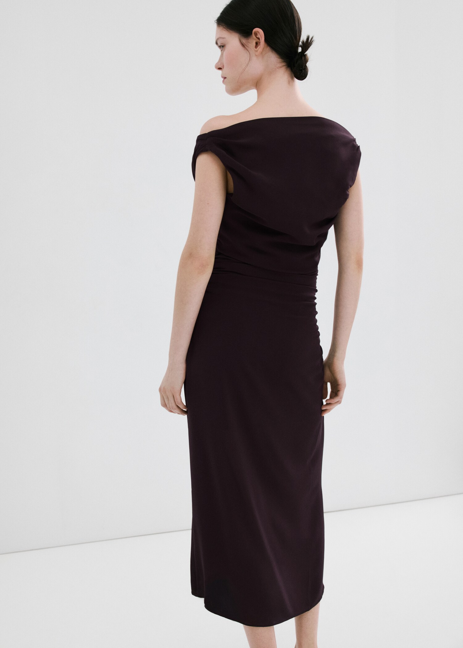 Ruched dress with crossover neckline - Reverse of the article