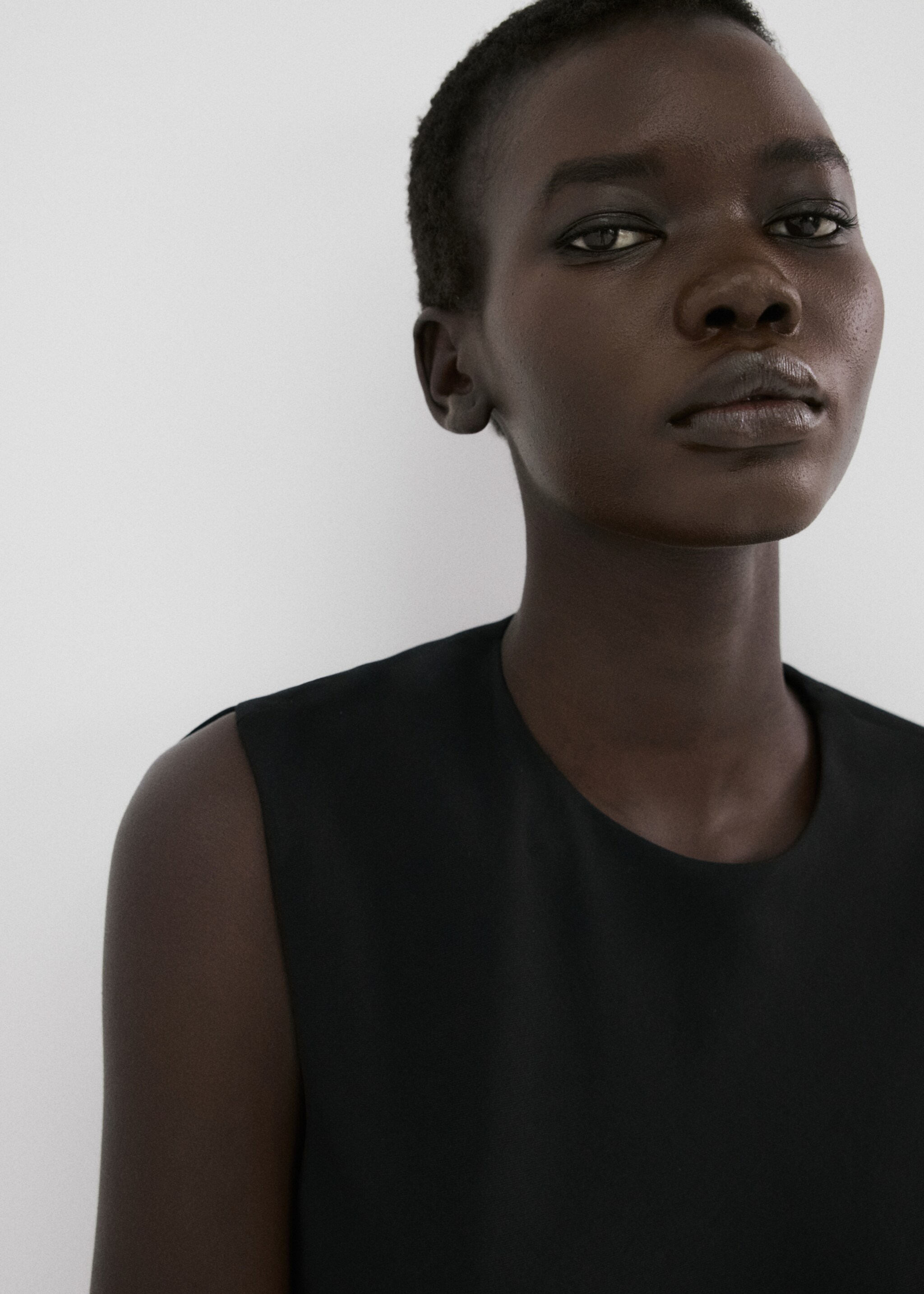 Midi-dress with open back - Details of the article 1, Black. Ref: 27005837-00.