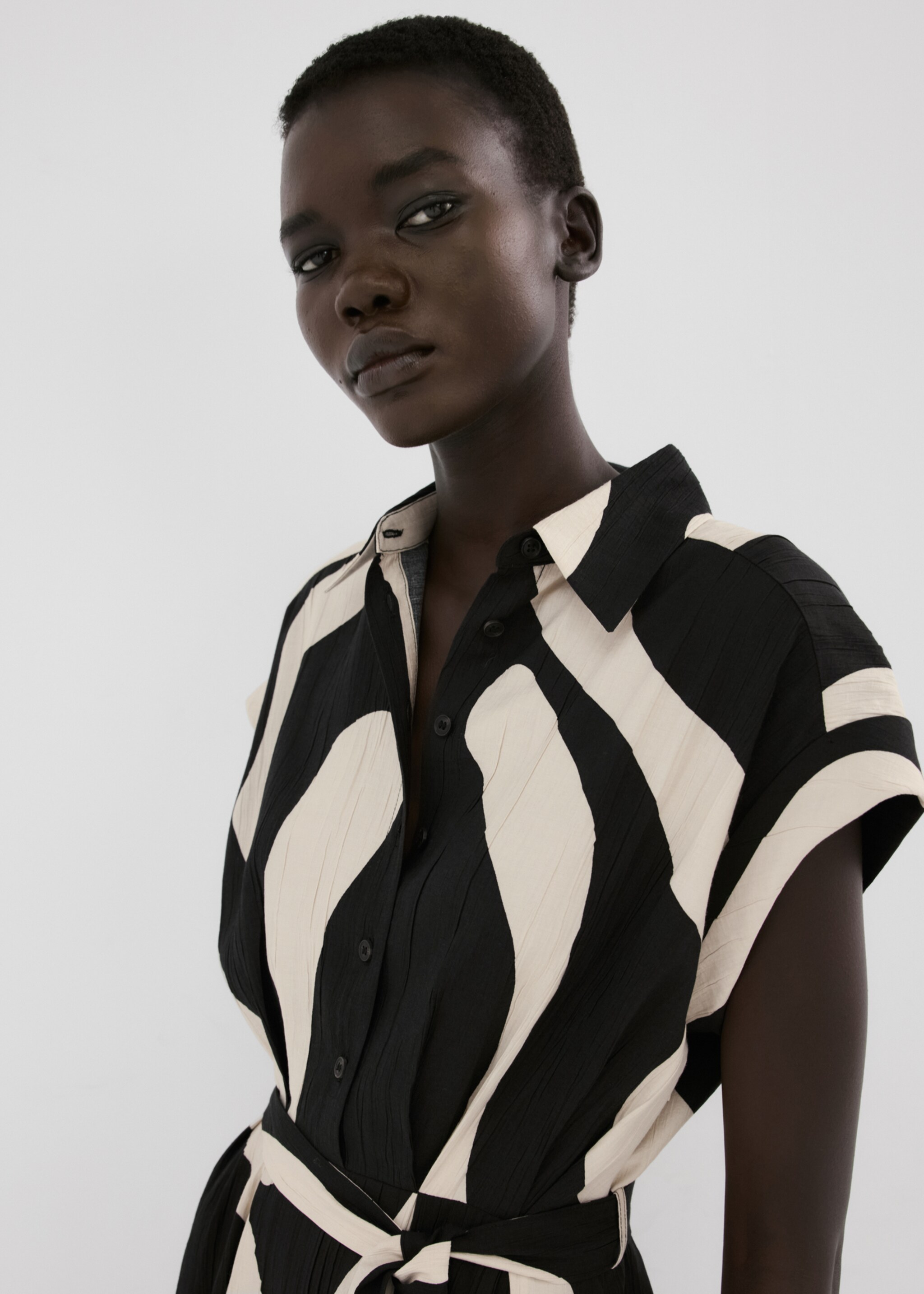 Vestido camisero largo estampado - Plano medio, Negro. Ref: 27005839-00.