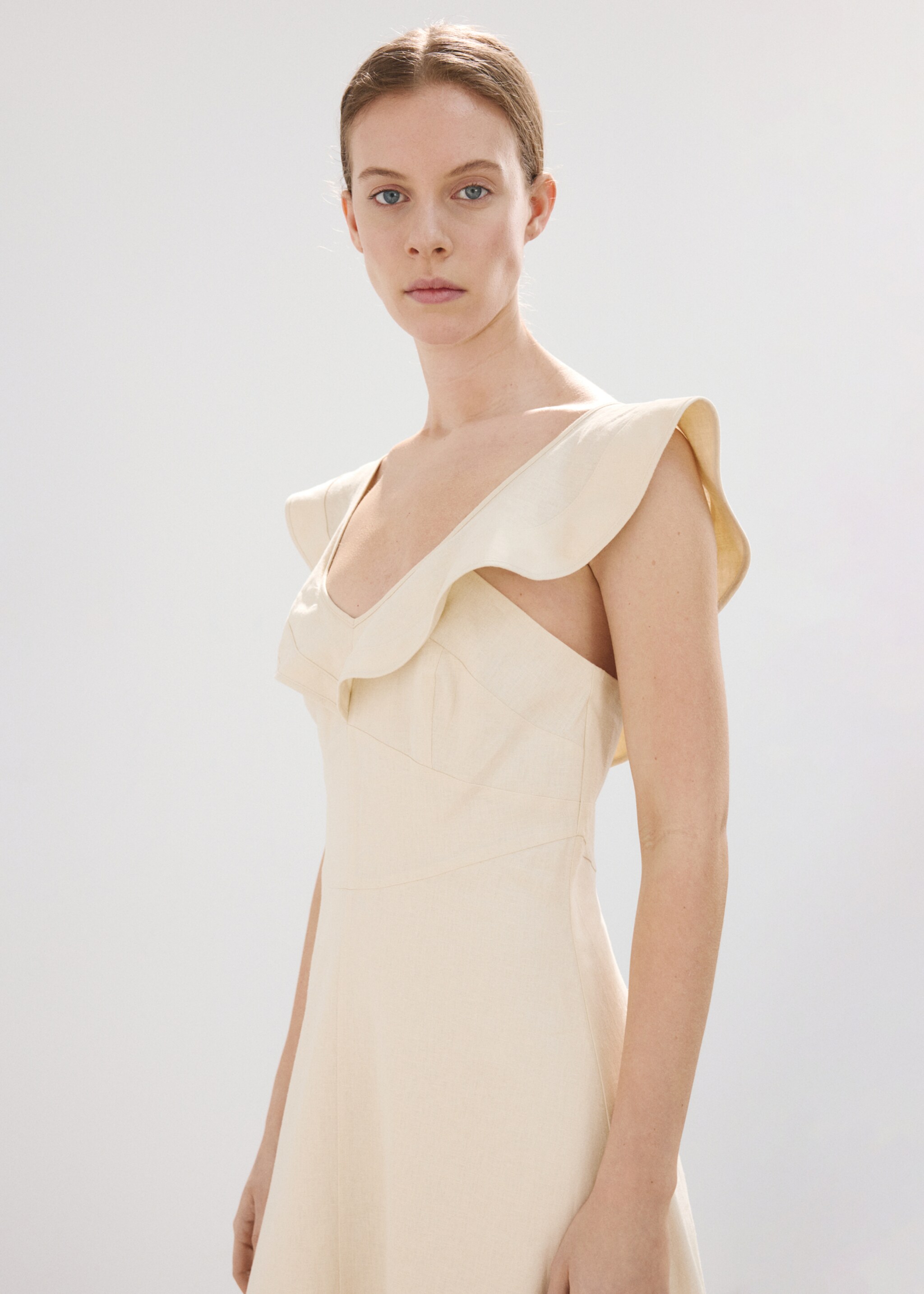 Платье изо льна с оборкой - Средний план, Песочный. Ref: 27005840-00.