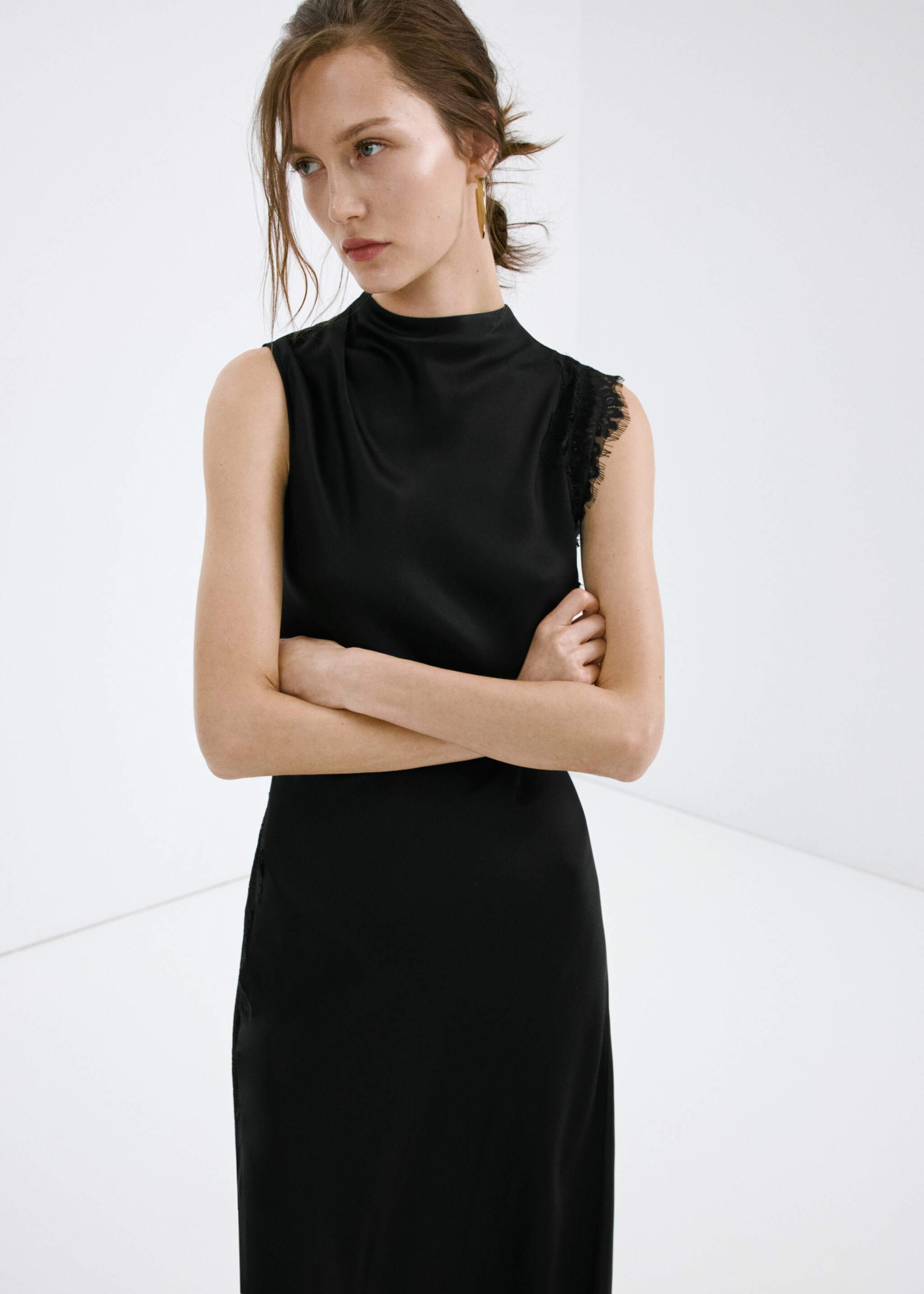 Dantel detaylı saten uzun elbise