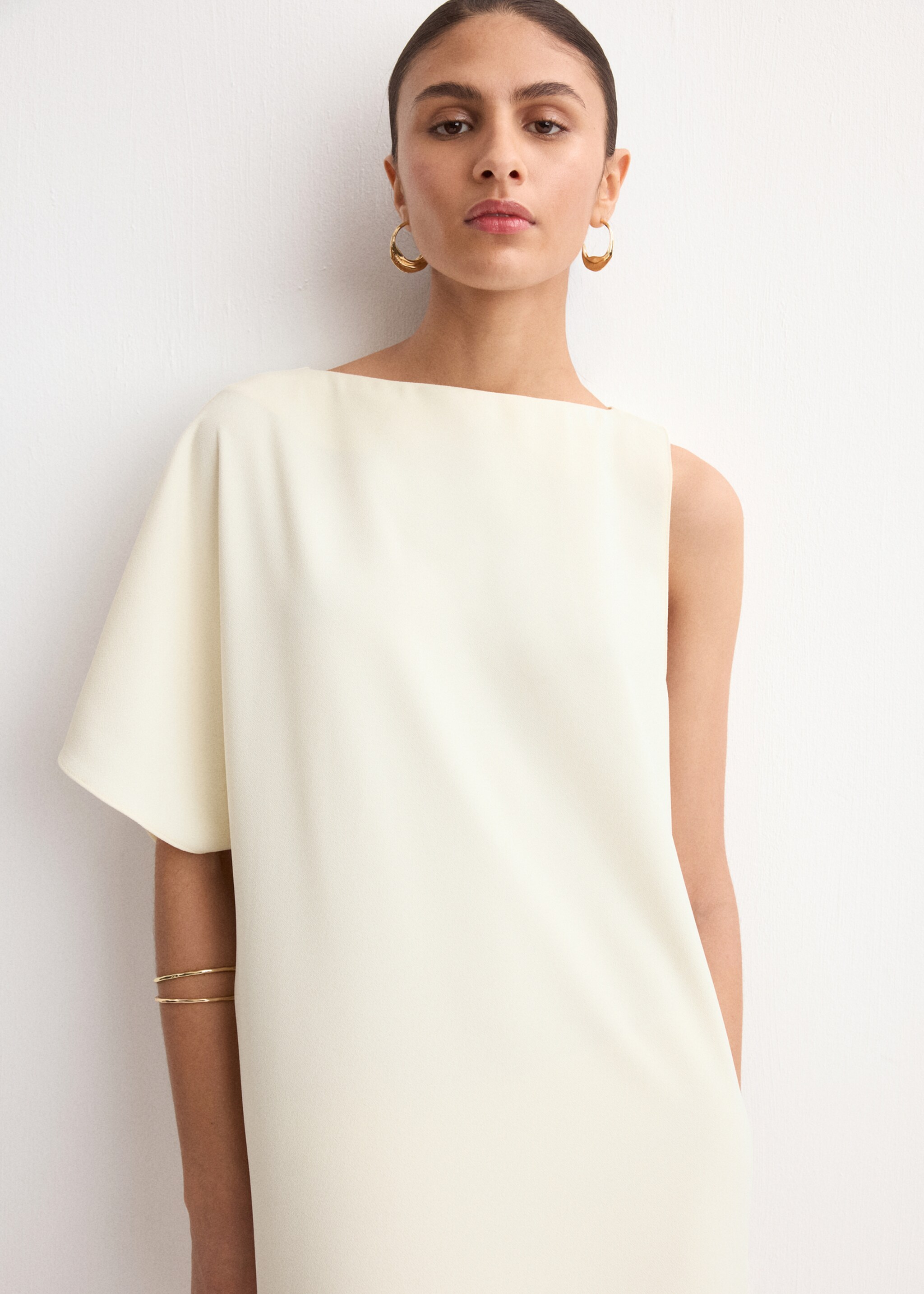 Robe longue manches asymétriques - Plan moyen, Écru. Ref: 27005847-00.