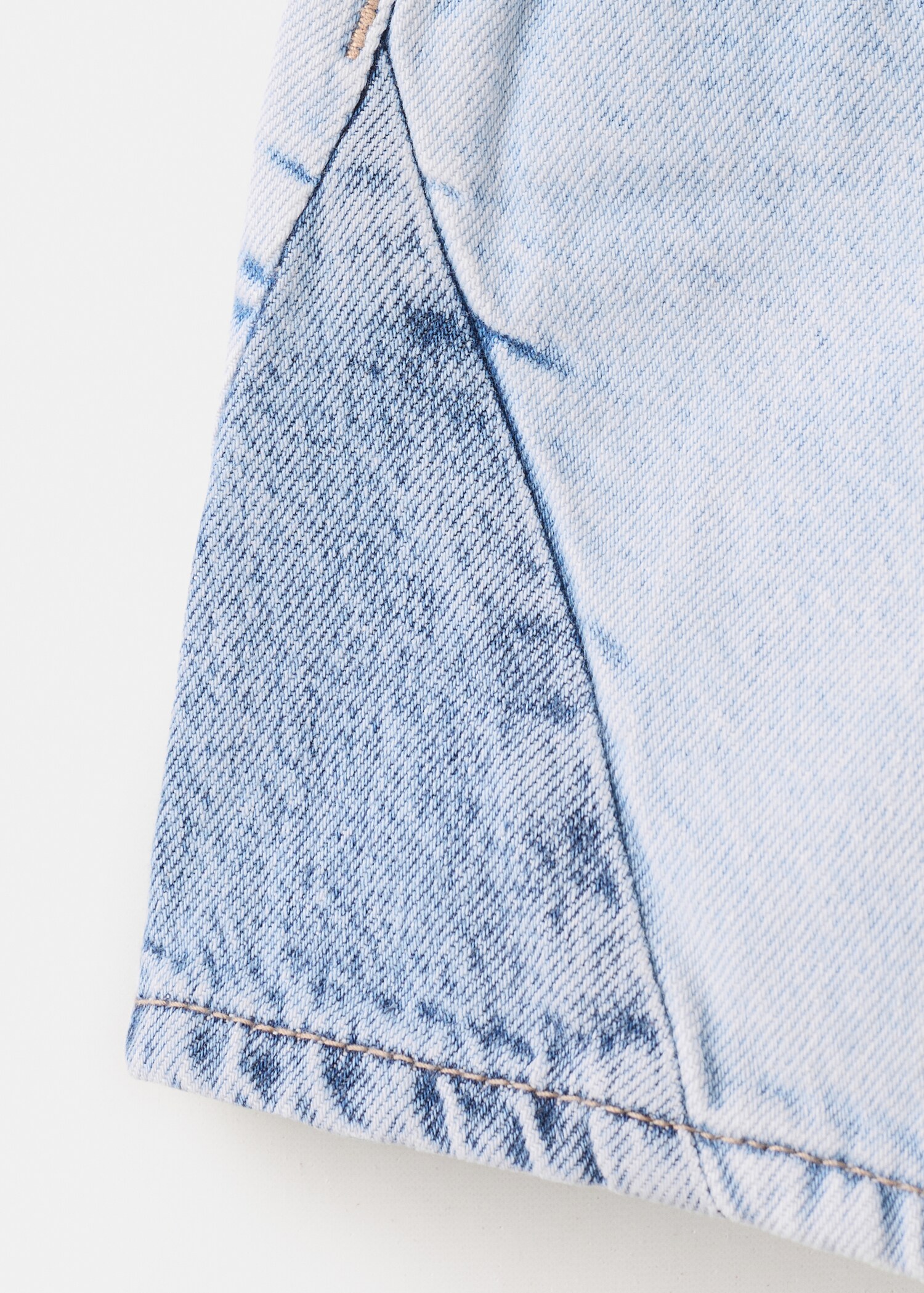 شورت دنيم بتفاصيل جانبية متباينة - تفاصيل المنتج 0