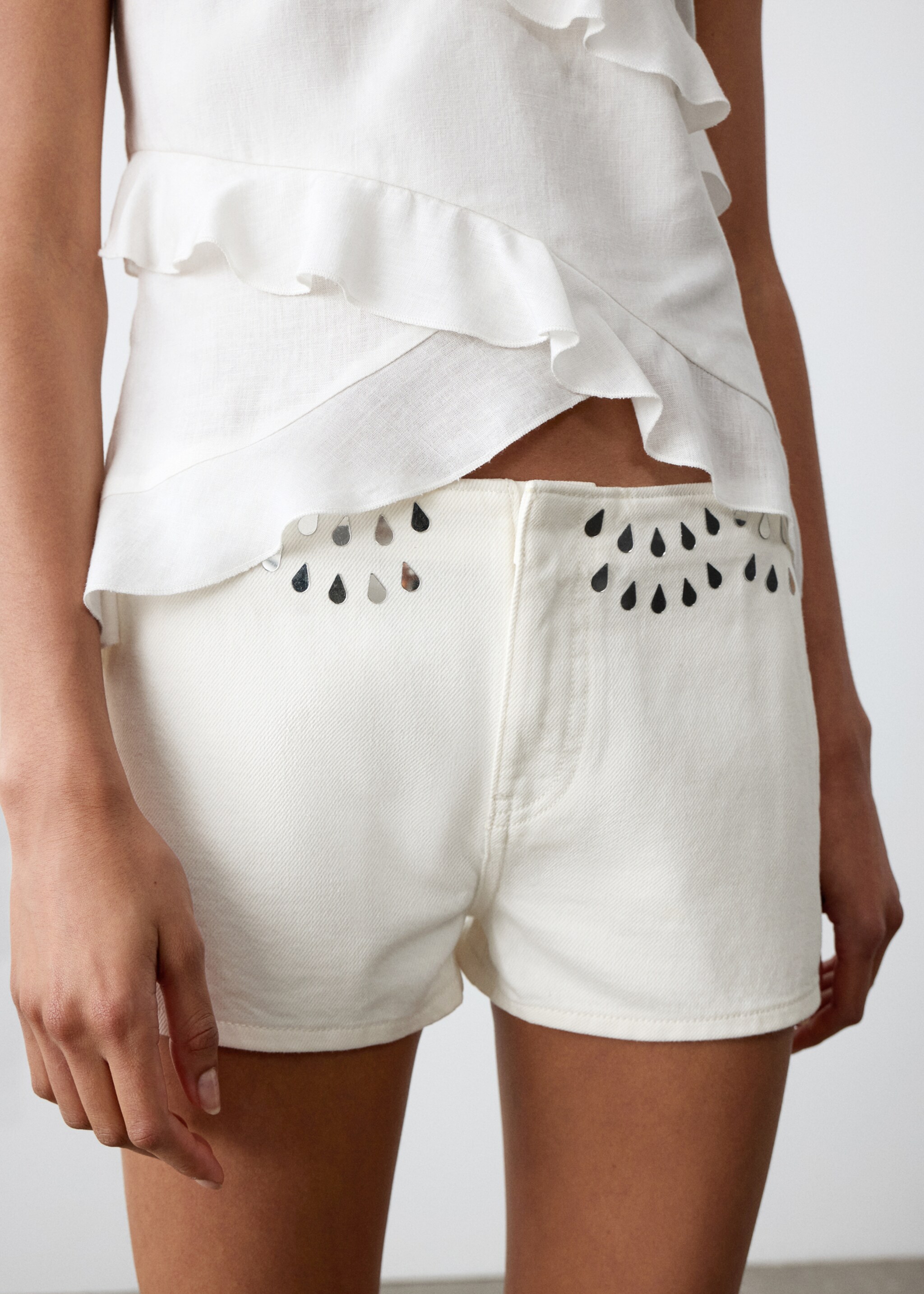 Shorts with bead detailing - Details of the article 6, Off White. Ref: 27005961-00.